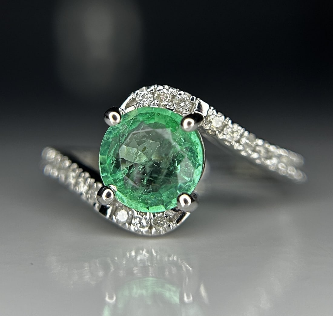 Beautiful 1.00ct Natural Emerald With Natural Diamonds & 18k Gold - 4