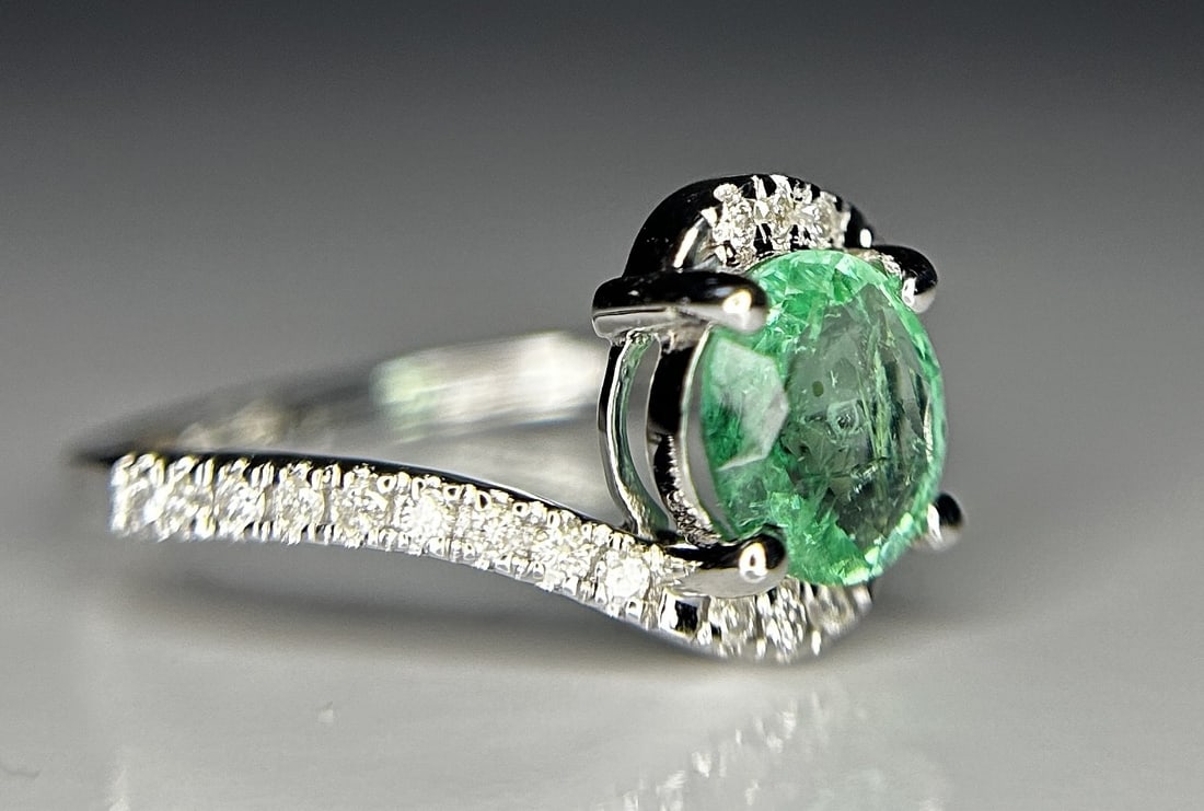 Beautiful 1.00ct Natural Emerald With Natural Diamonds & 18k Gold - 8