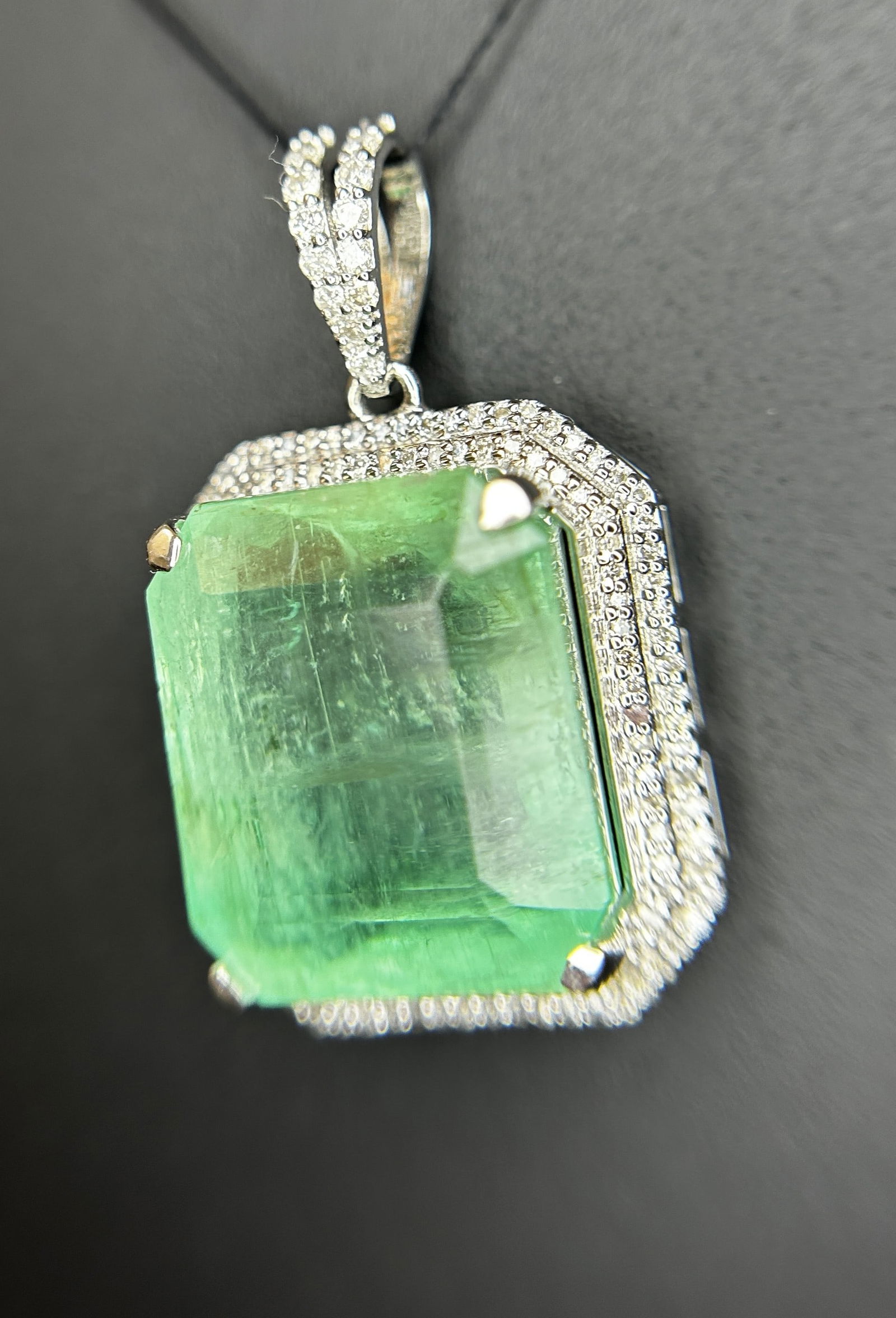 Beautiful 19.58 ct Natural Columbian Emerald With Natural Diamonds & 18k Gold: Title: Beautiful 19.58 ct Natural Columbian Emerald With Natural Diamonds & 18k Gold Description: Beautiful 19.58 ct Natural Columbian Emerald With Natural Diamonds & 18k Gold 