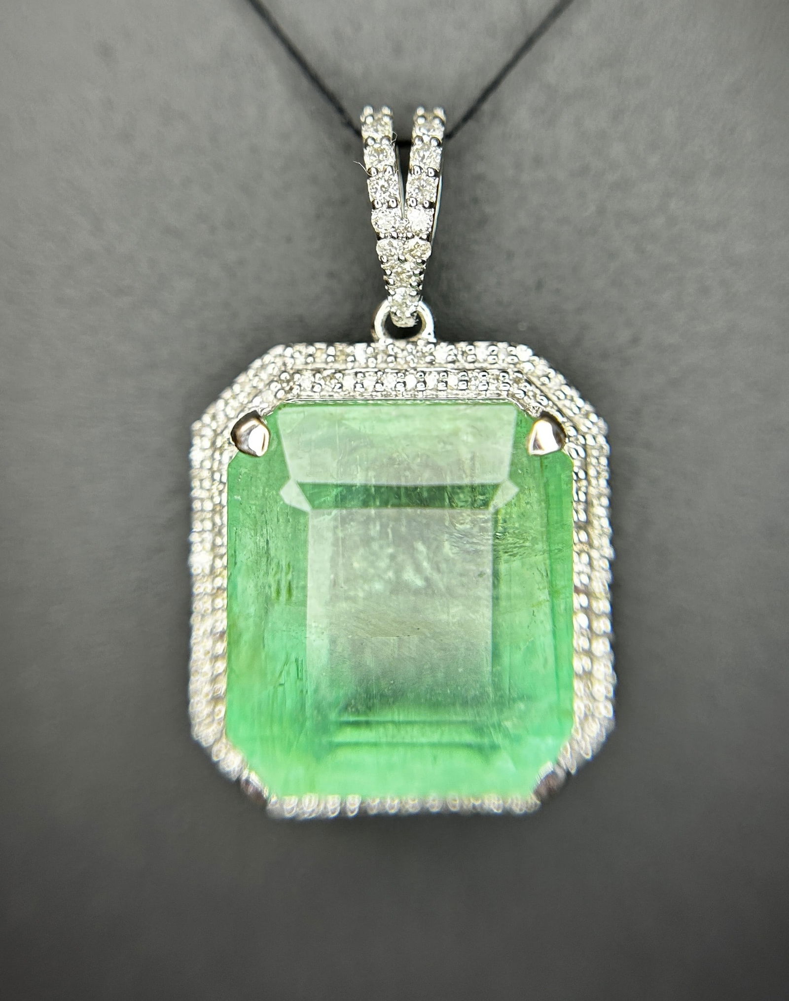 Beautiful 19.58 ct Natural Columbian Emerald With Natural Diamonds & 18k Gold - 3