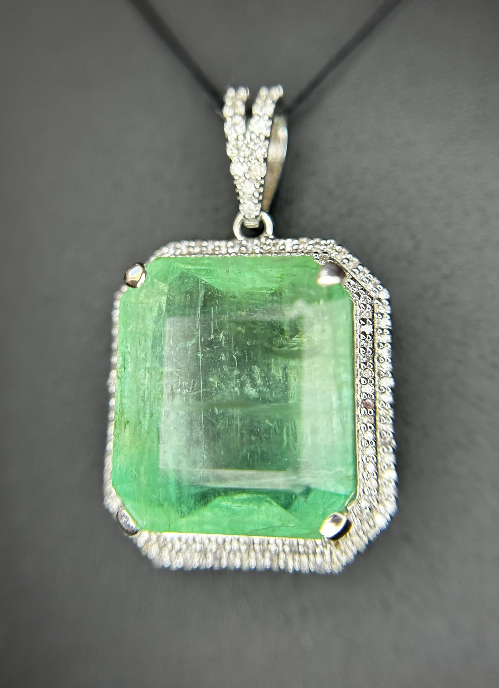 Beautiful 19.58 ct Natural Columbian Emerald With Natural Diamonds & 18k Gold - 4