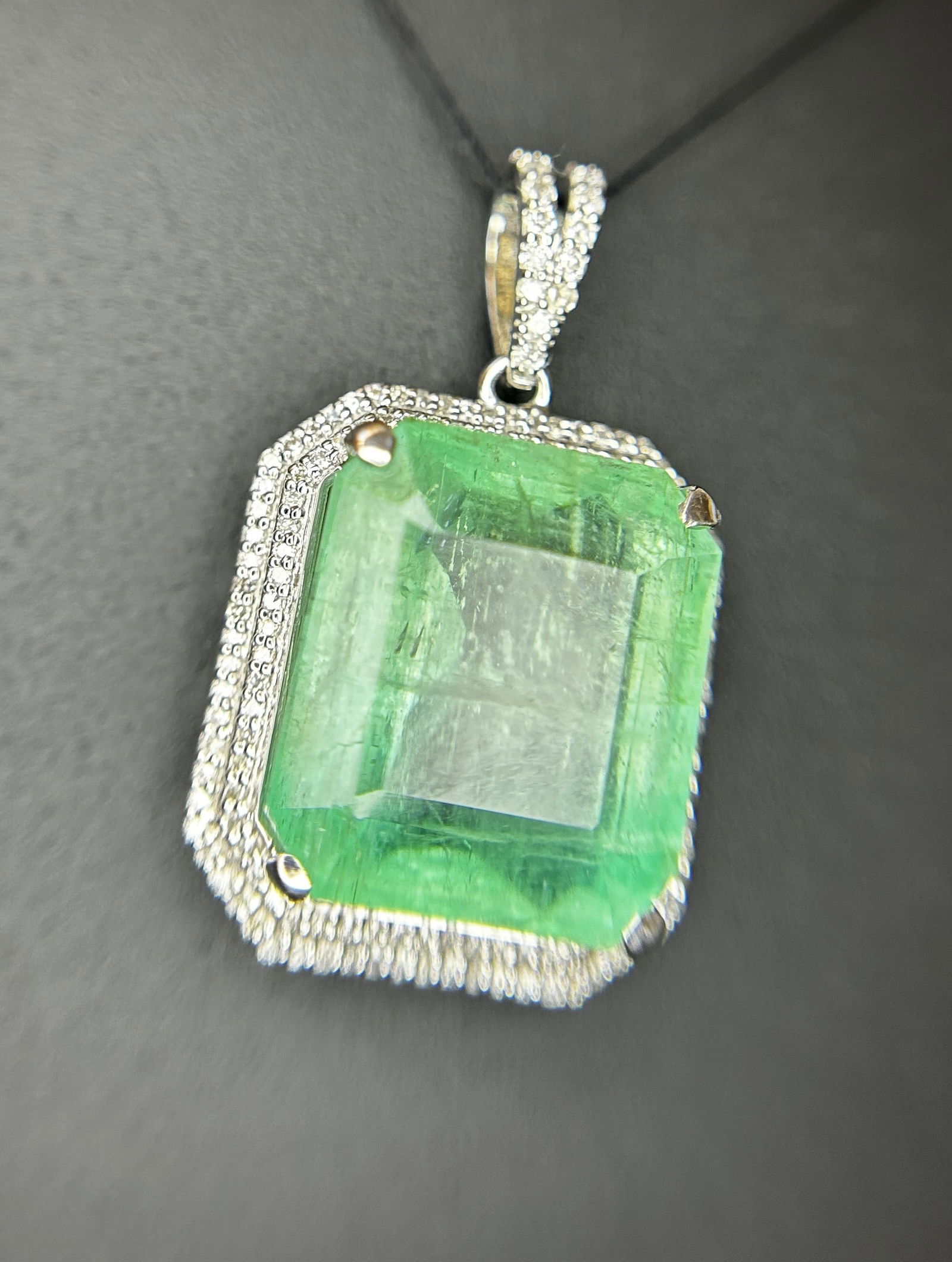 Beautiful 19.58 ct Natural Columbian Emerald With Natural Diamonds & 18k Gold - 7