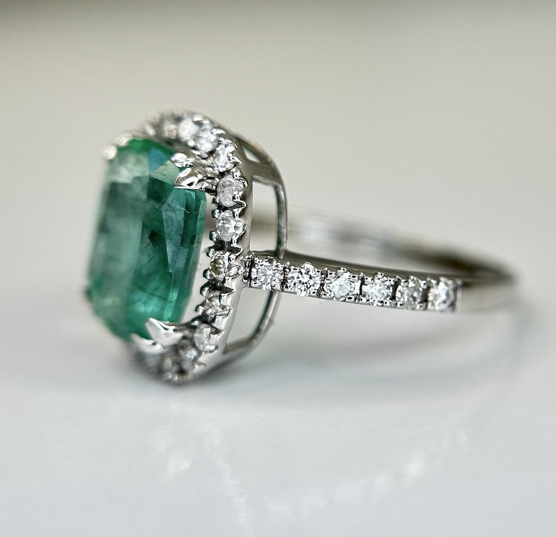 Beautiful Natural Emerald 2.42 CT With Natural Diamonds & 18k Gold - 3