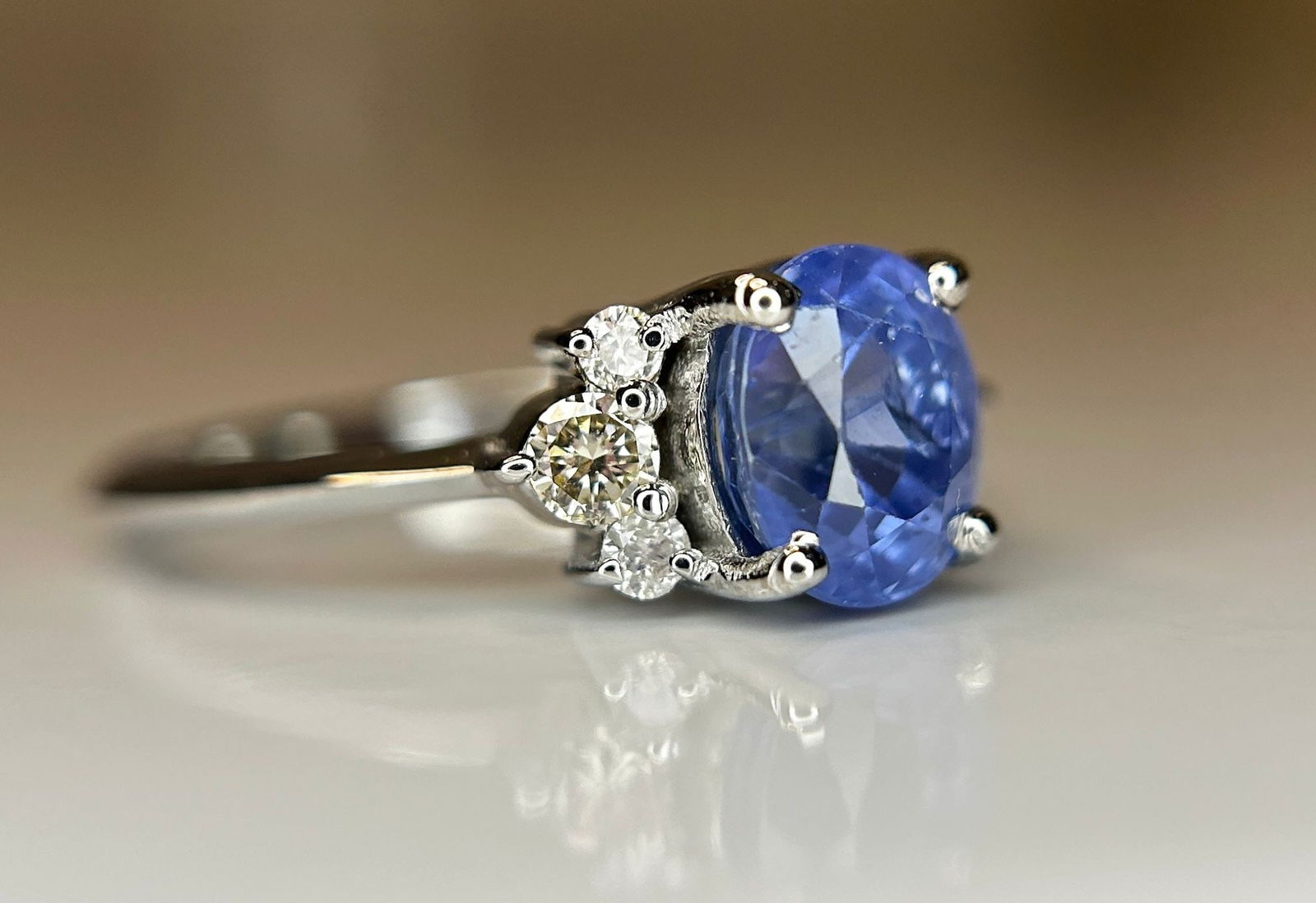 Beautiful 1.79 CT Natural Ceylon Blue Sapphire Diamonds & 18k Gold - 2