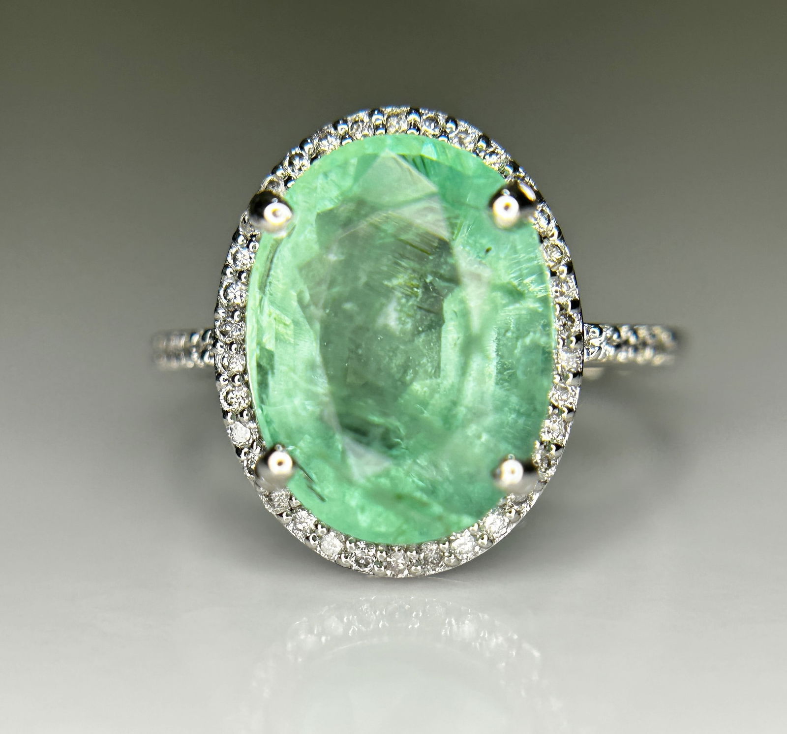 Beautiful 4.24CT Untreated Natural Columbian Emerald Ring, Diamonds & 18k Gold: Title: Beautiful 4.24CT Untreated Natural Columbian Emerald Ring, Diamonds & 18k Gold Description: Beautiful 4.24CT Untreated Natural Columbian Emerald Ring, Diamonds & 18k G