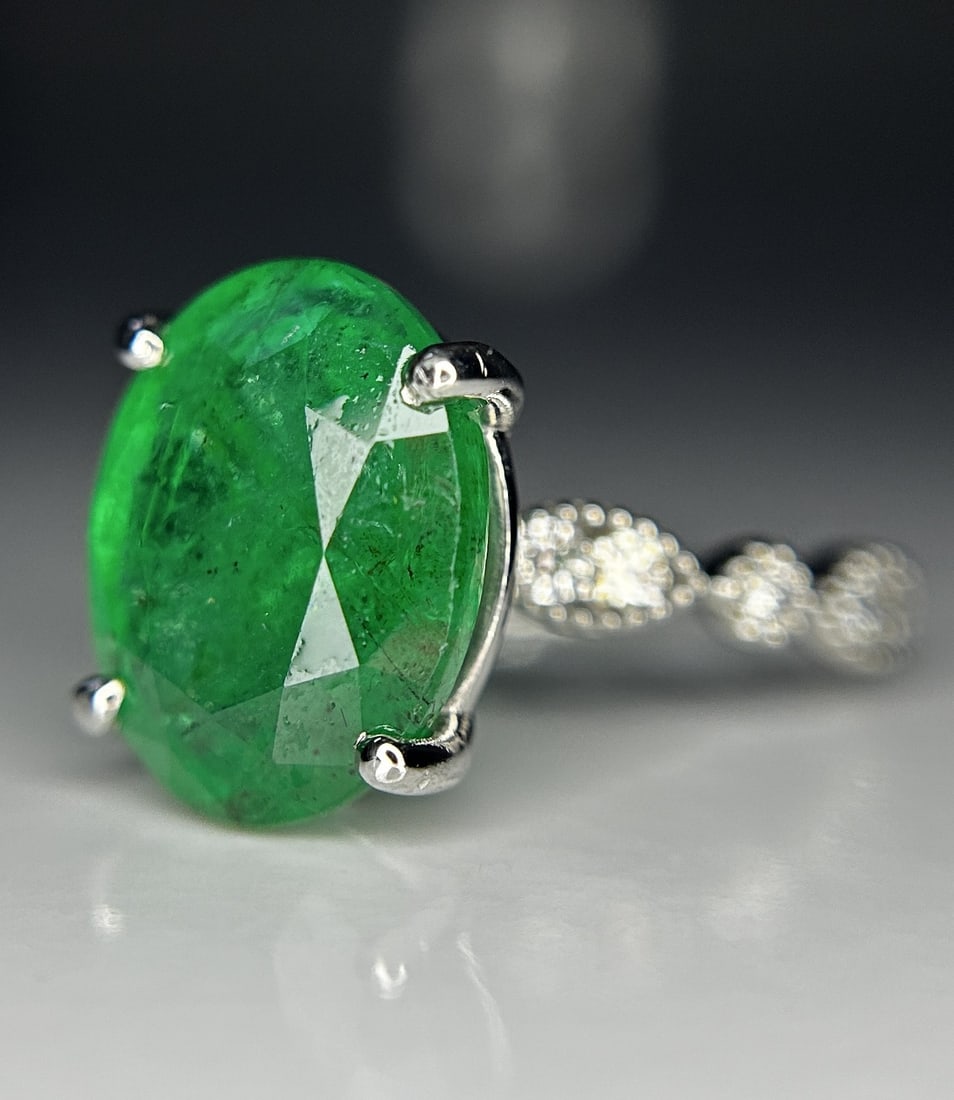 Beautiful 7.43ct Natural Emerald With Natural Diamonds & 18k Gold - 2
