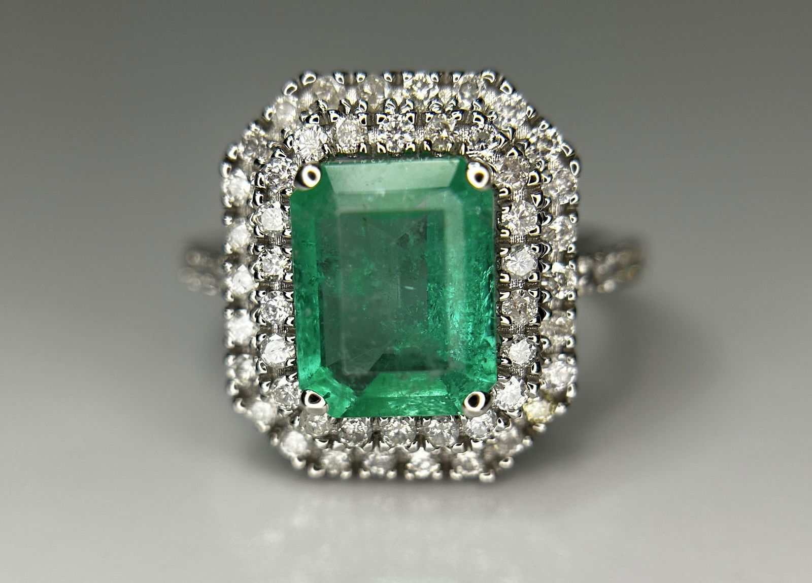 Beautiful Natural Columbian Emerald 2.23 CT With Natural Diamonds & 18k Gold - 2
