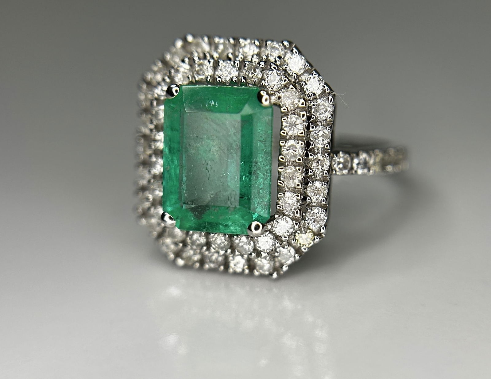 Beautiful Natural Columbian Emerald 2.23 CT With Natural Diamonds & 18k Gold - 3