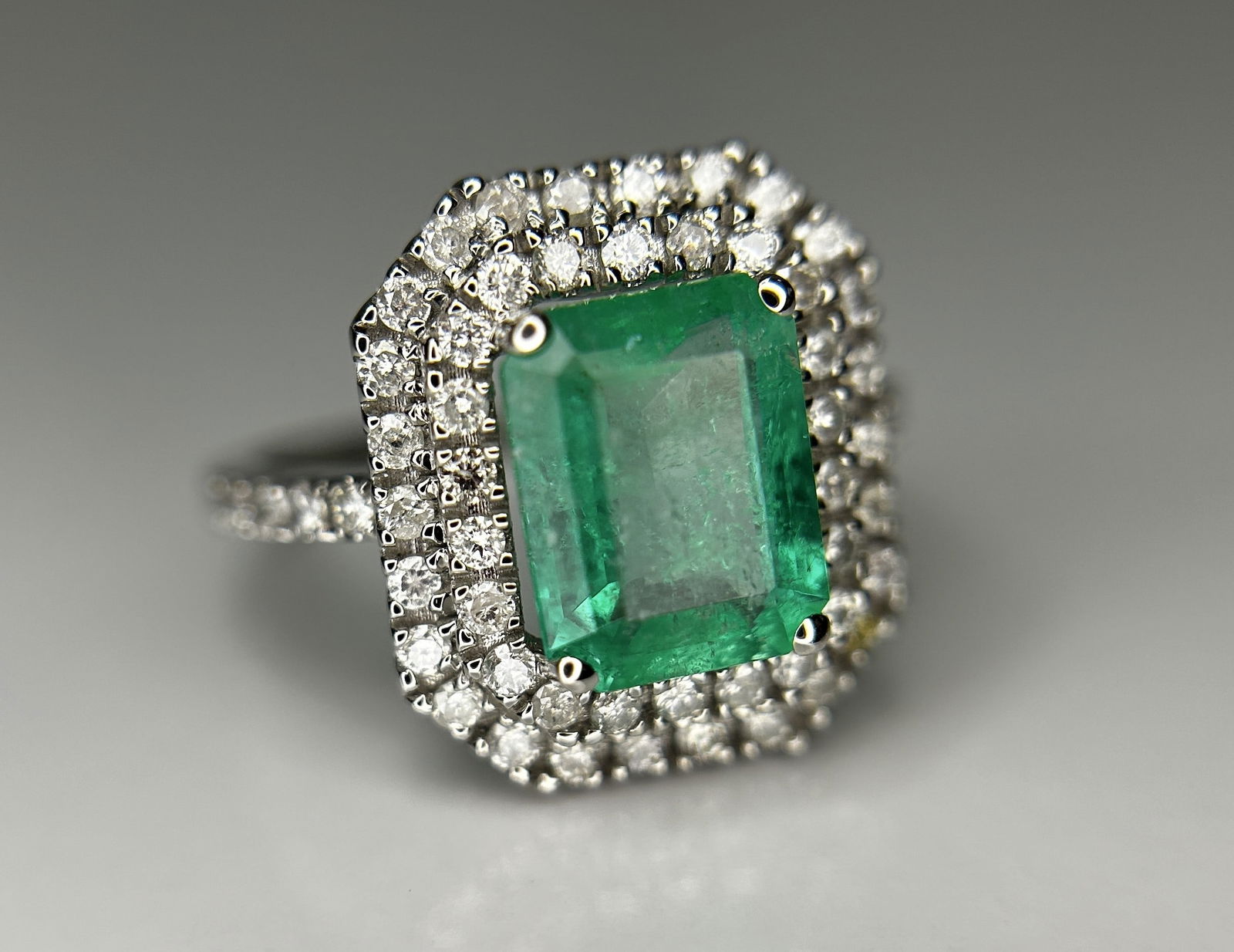 Beautiful Natural Columbian Emerald 2.23 CT With Natural Diamonds & 18k Gold - 4