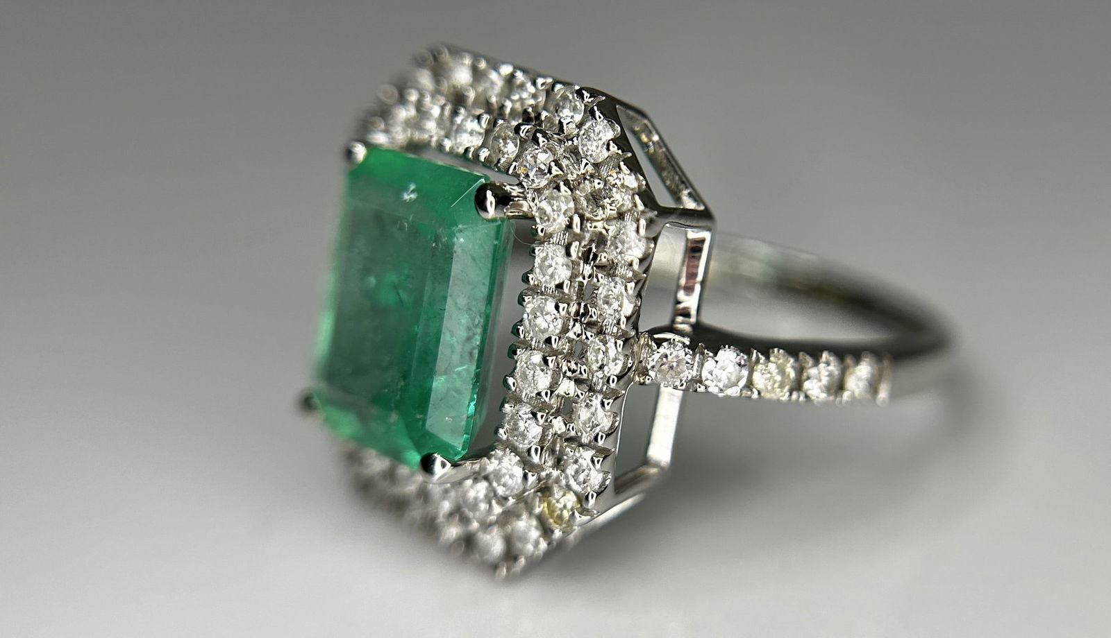 Beautiful Natural Columbian Emerald 2.23 CT With Natural Diamonds & 18k Gold - 5