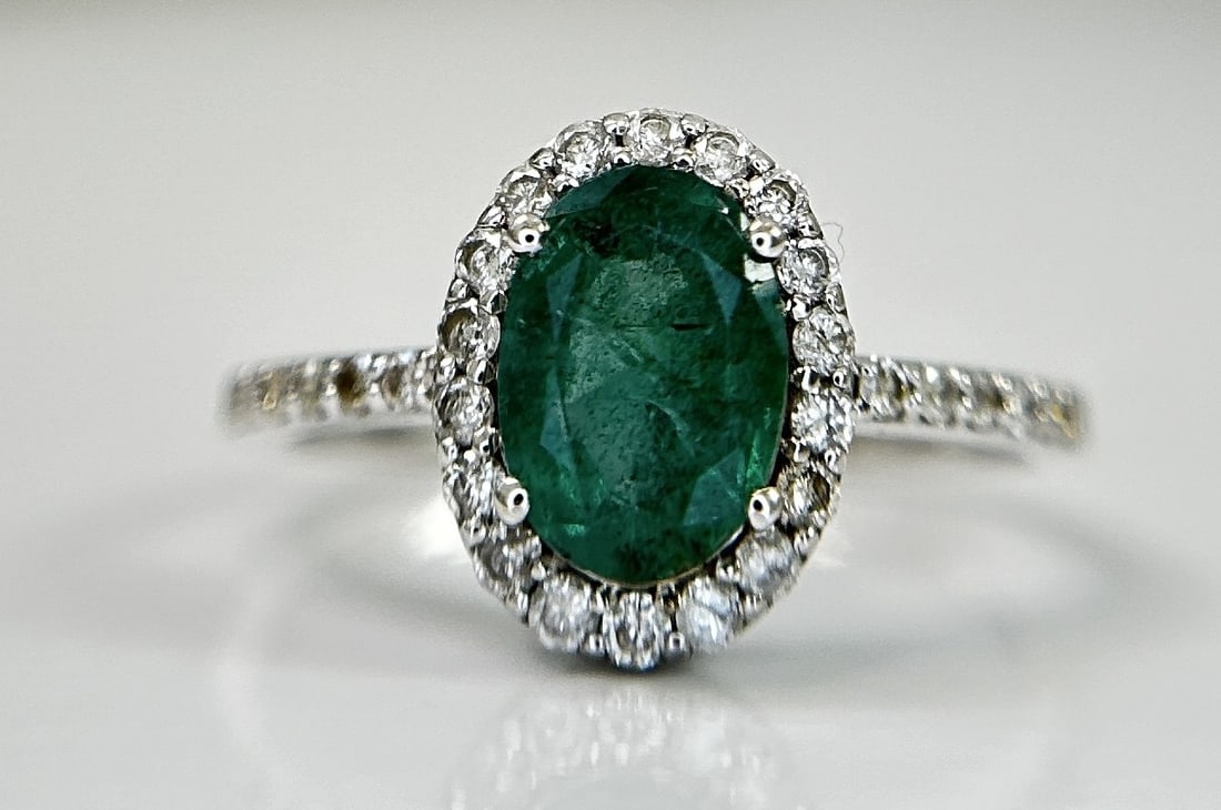 Beautiful Natural Emerald 1.22CT With Natural Diamonds & 18k Gold (1 of 9)