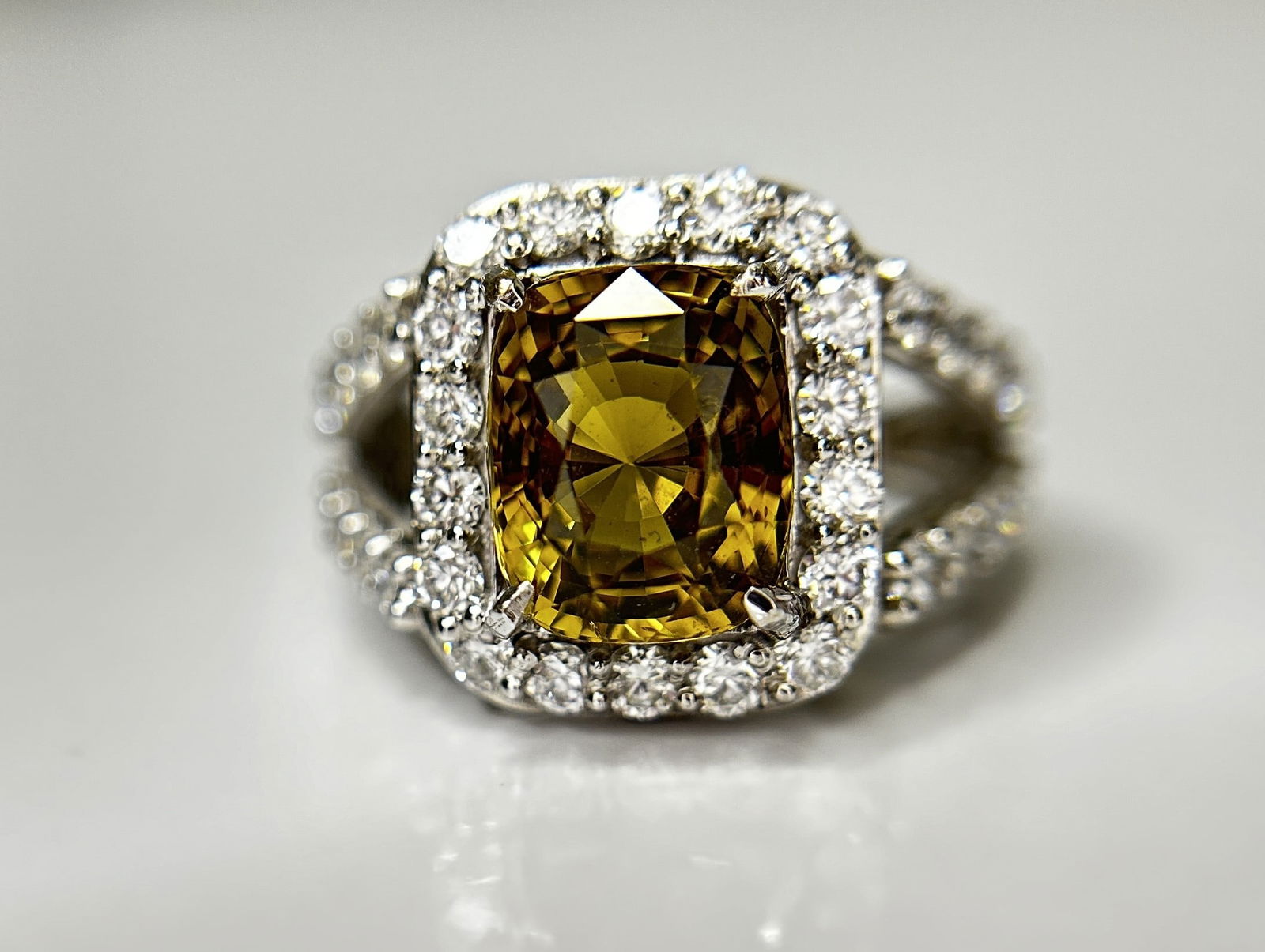 GIA Certified Natural Alexandrite 4.17ct Ring With 1.55 Cts Diamond & 18k White: Title: GIA Certified Natural Alexandrite 4.17ct Ring With 1.55 Cts Diamond & 18k White Description: AAA Certified Natural Ceylon Alexandrite Chrysoberyl Colour Changing Gemstone.