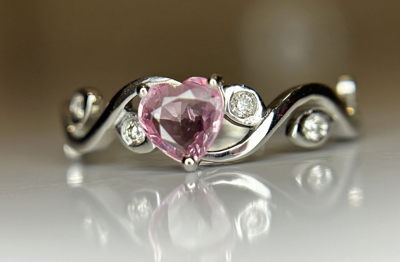 Beautiful 0.48ct Heart Shape Unheated Ceylon Pink Sapphire Diamonds & 950 Platinum: Title: Beautiful 0.48ct Heart Shape Unheated Ceylon Pink Sapphire Diamonds & 950 Platinum Description: Beautiful 0.48ct Heart Shape Unheated Ceylon Pink Sapphire Diamonds & 9