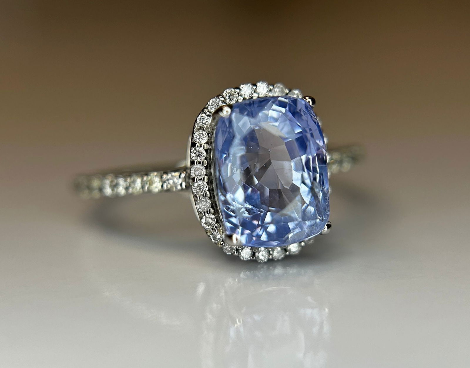 2.83 CT Unheated/Untreated Ceylon Cornflour Blue Sapphire Diamonds & 18k Gold: Title: 2.83 CT Unheated/Untreated Ceylon Cornflour Blue Sapphire Diamonds & 18k Gold Description: Beautiful 2.83 CT Natural Ceylon Blue Sapphire With Natural Diamonds & 18k White