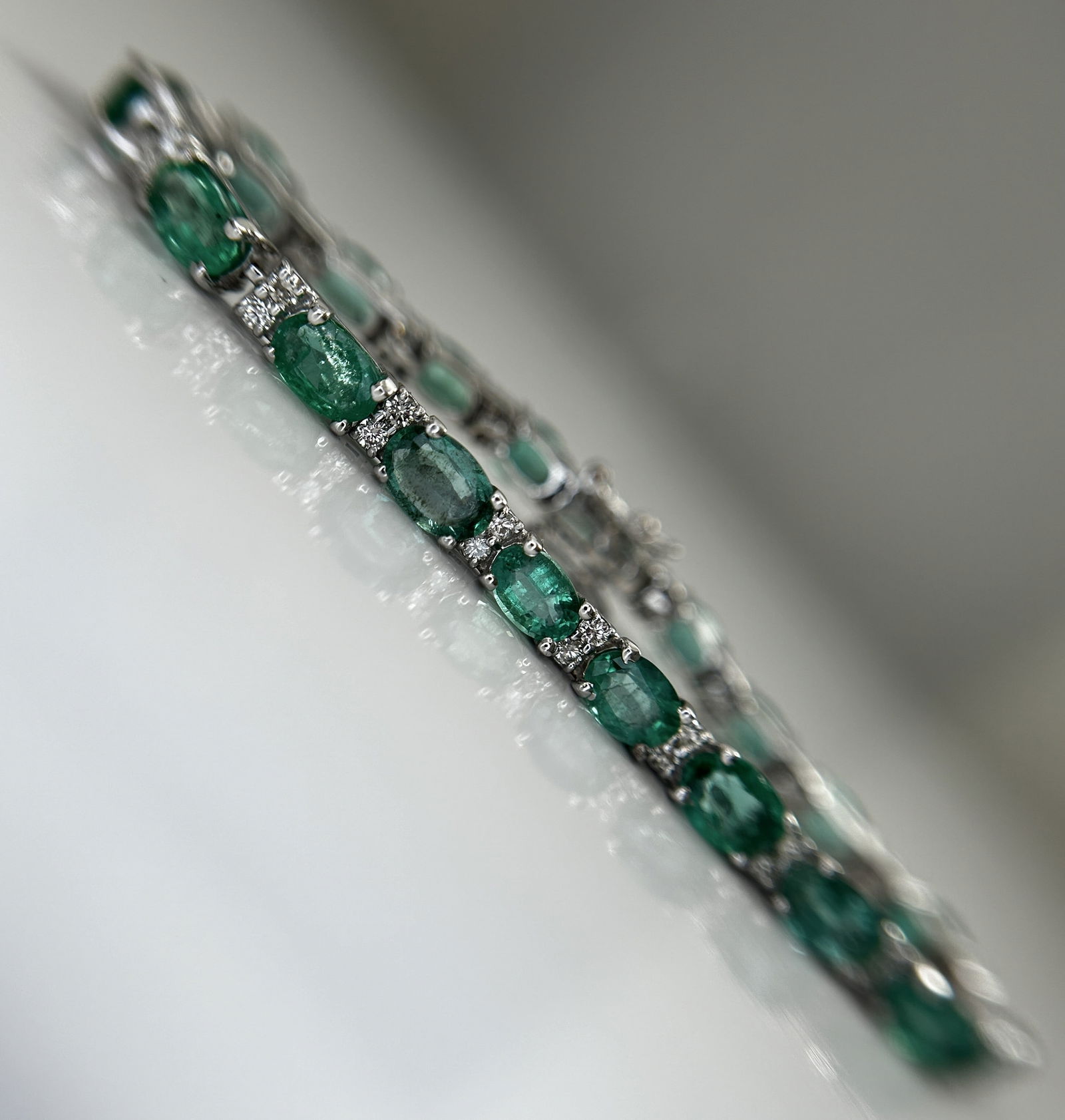 Beautiful 11.10 CTS Natural Emerald Bracelet With Natural Diamonds & 18k Gold: Title: Beautiful 11.10 CTS Natural Emerald Bracelet With Natural Diamonds & 18k Gold Description: Very Beautiful Bracelet will make someone really happy