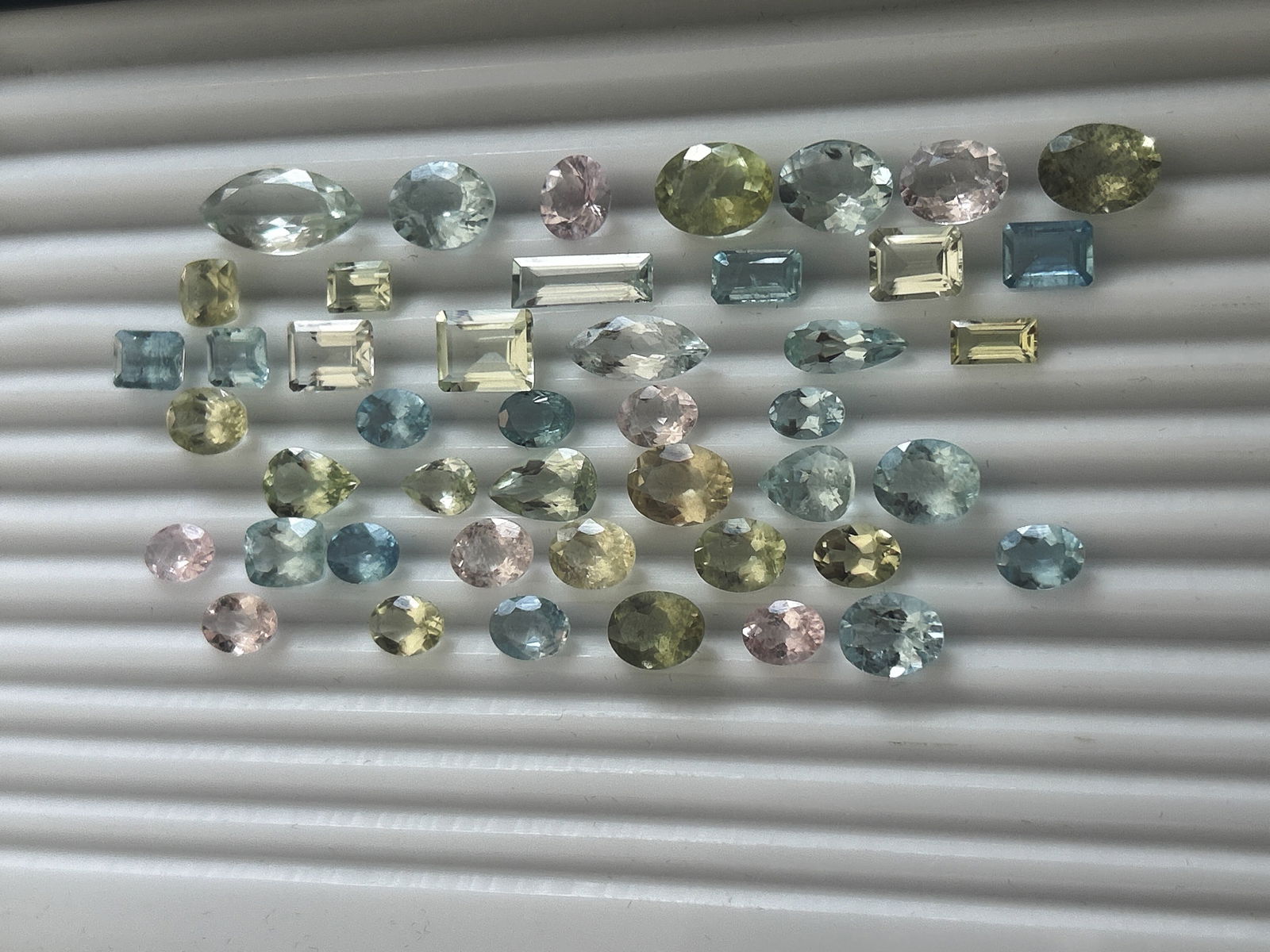 72.75ct Natural Blue and Green Aquamarine and Pink Morganite: Title: 72.75ct Natural Blue and Green Aquamarine and Pink Morganite Description: 72.75ct Natural Blue and Green Aquamarine and Pink Morganite Ideal for rings, earrings, pend