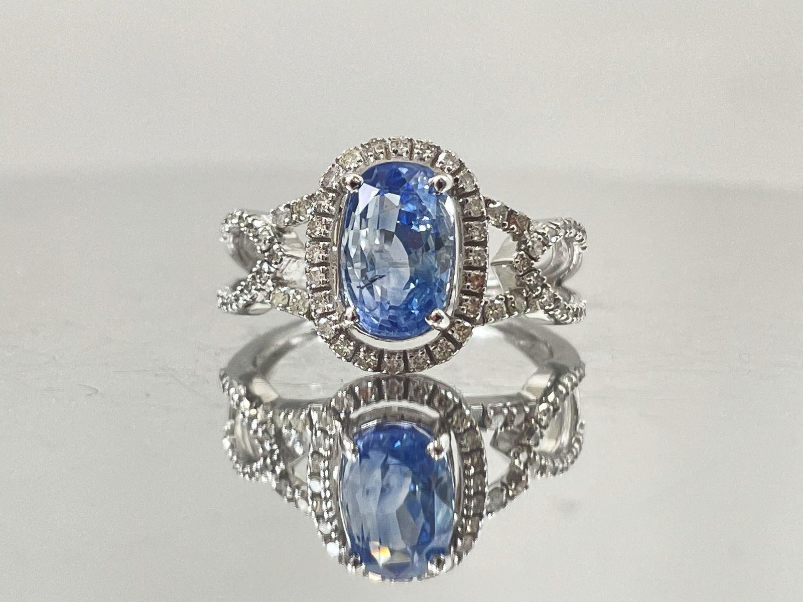 Beautiful 3.16 CT Natural Ceylon Cornflour Blue Sapphire Diamonds & 18k Gold: Title: Beautiful 3.16 CT Natural Ceylon Cornflour Blue Sapphire Diamonds & 18k Gold Description: Beautiful 3.16 ct Natural Ceylon Blue Sapphire With Natural Diamonds & 18k White