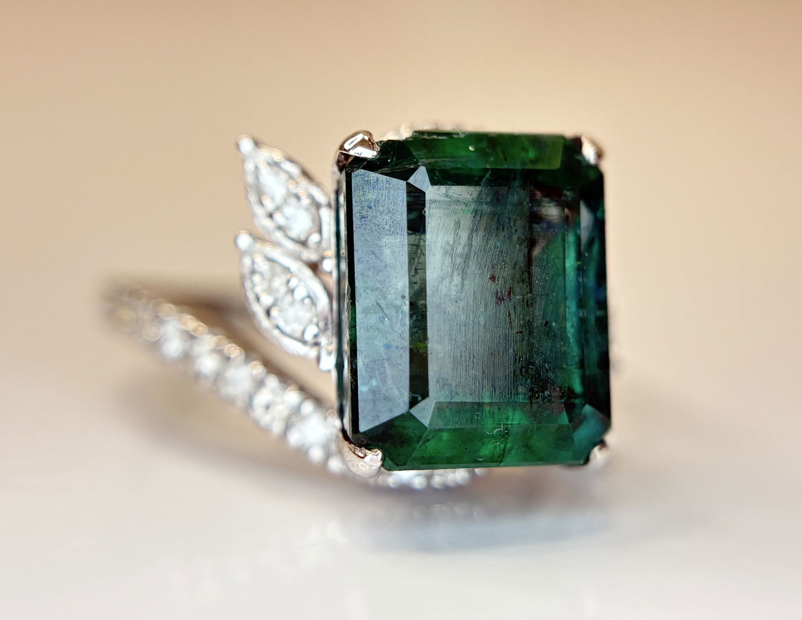 Beautiful 5.45 CT Natural Emerald With Natural Diamonds & 18k Gold - 10