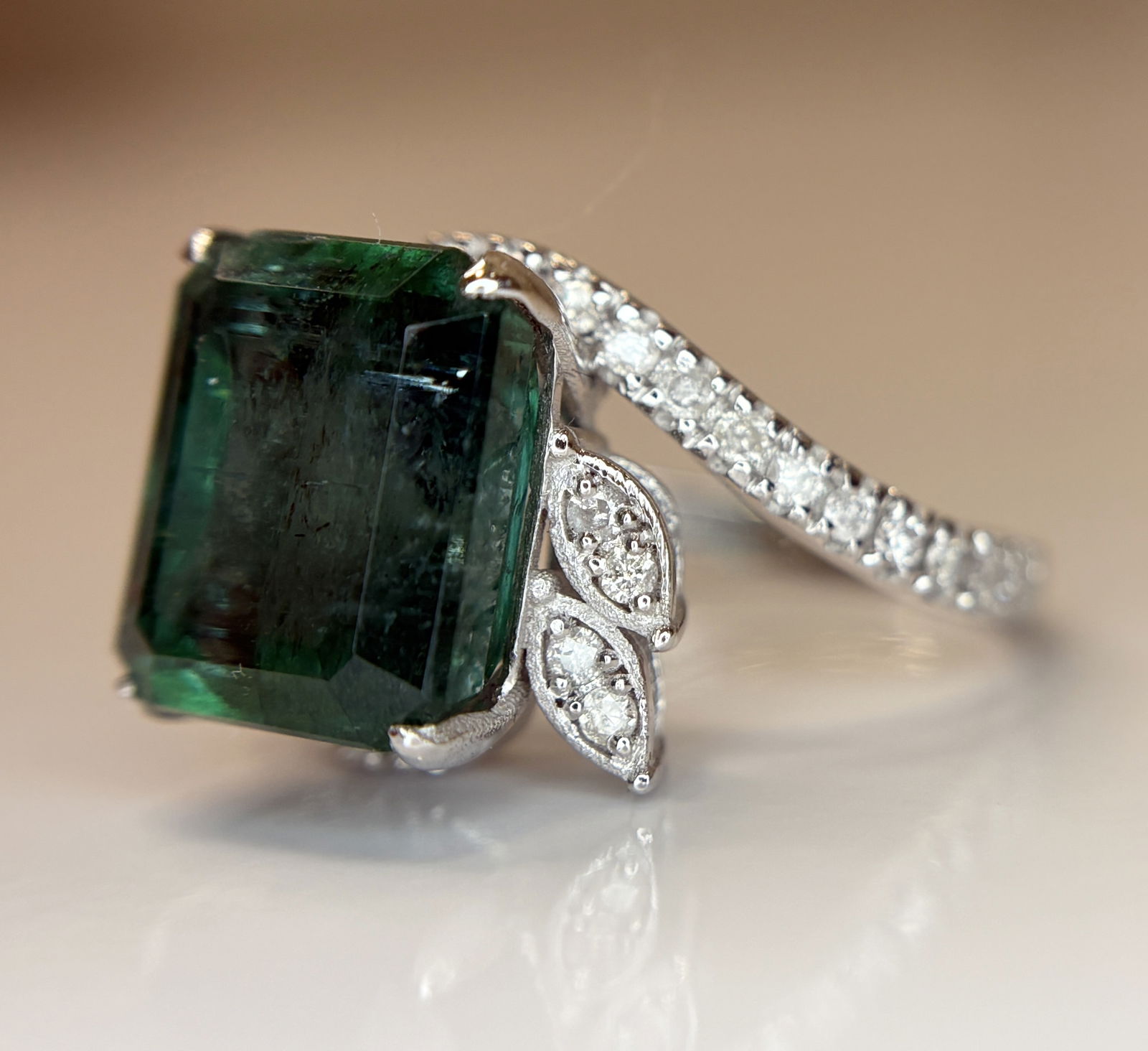 Beautiful 5.45 CT Natural Emerald With Natural Diamonds & 18k Gold - 4