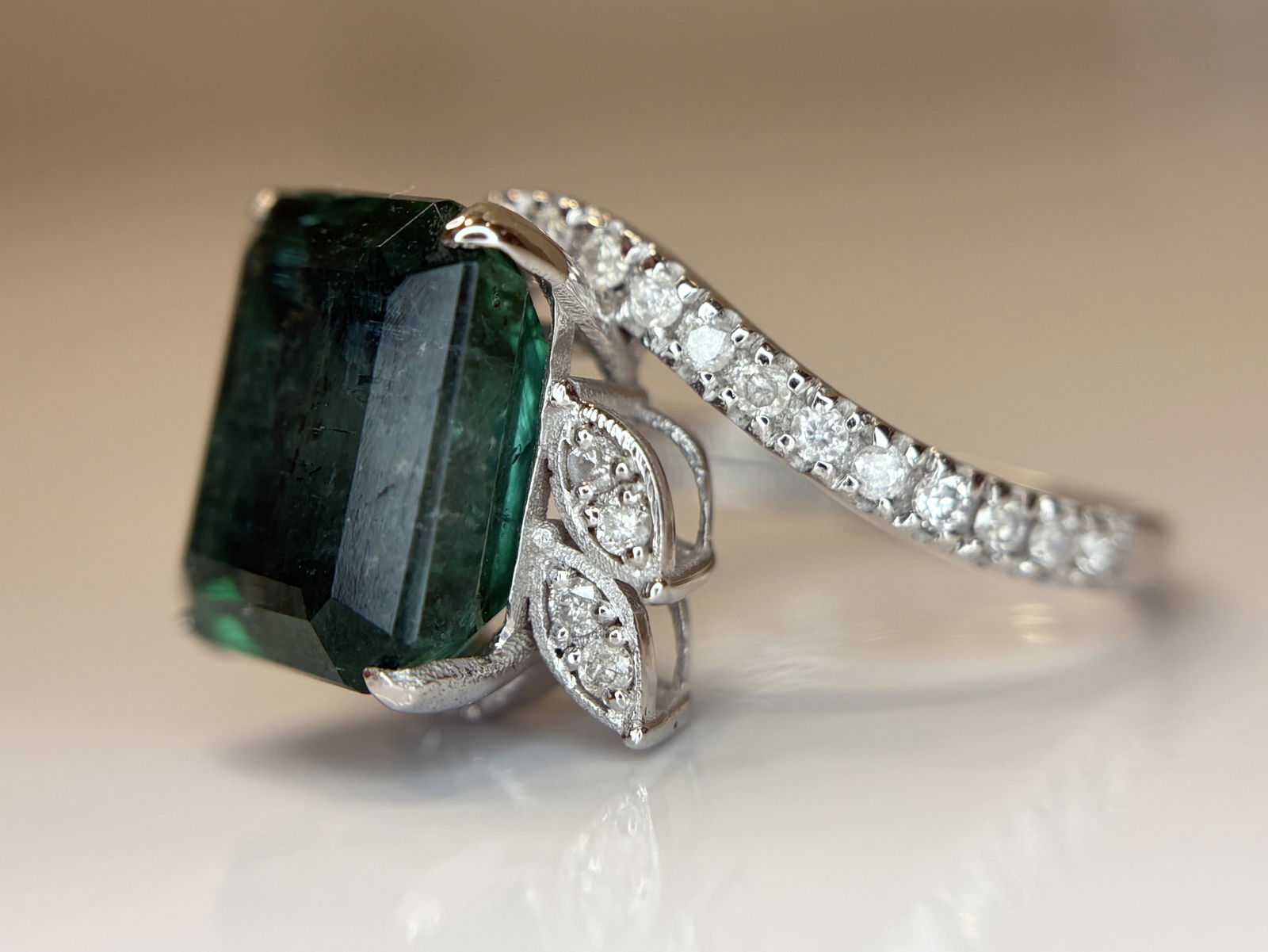Beautiful 5.45 CT Natural Emerald With Natural Diamonds & 18k Gold - 5