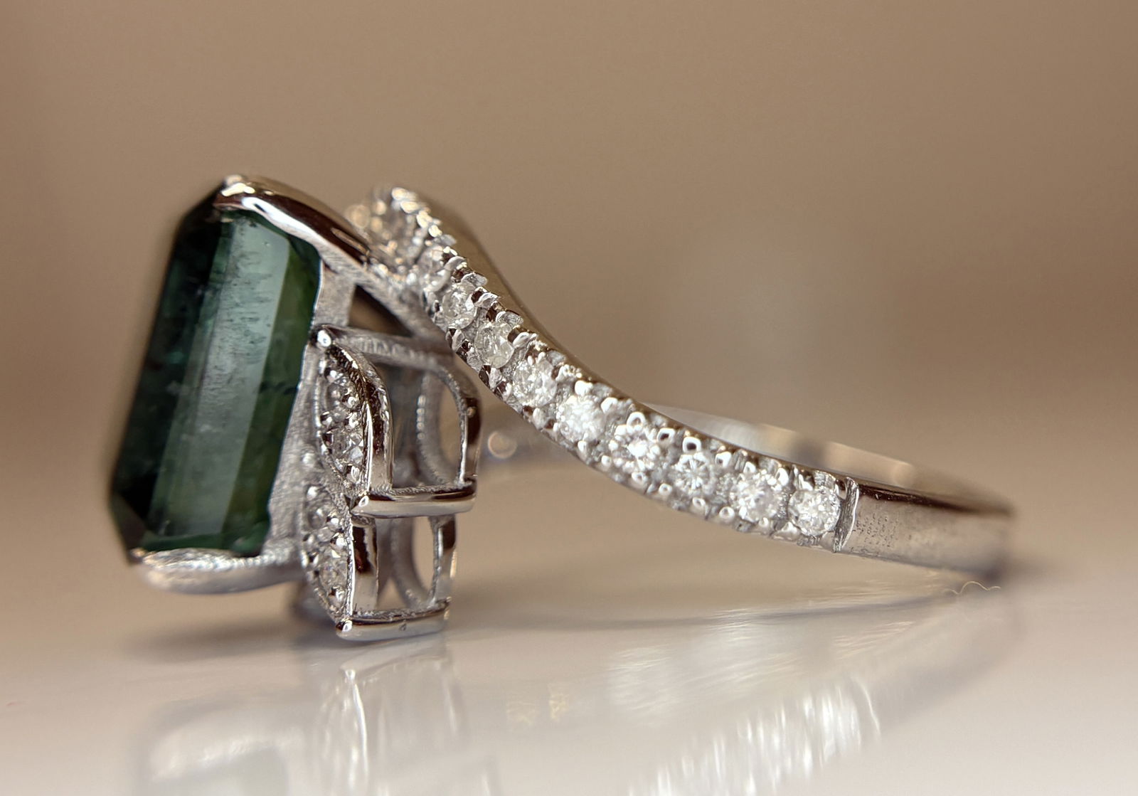 Beautiful 5.45 CT Natural Emerald With Natural Diamonds & 18k Gold - 6