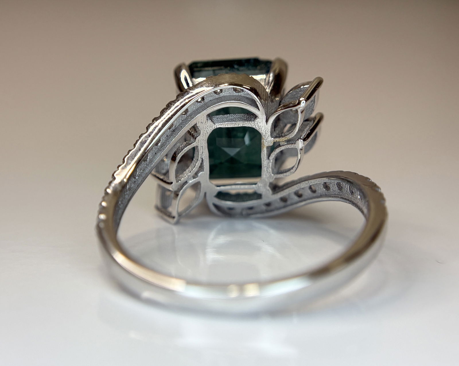 Beautiful 5.45 CT Natural Emerald With Natural Diamonds & 18k Gold - 7