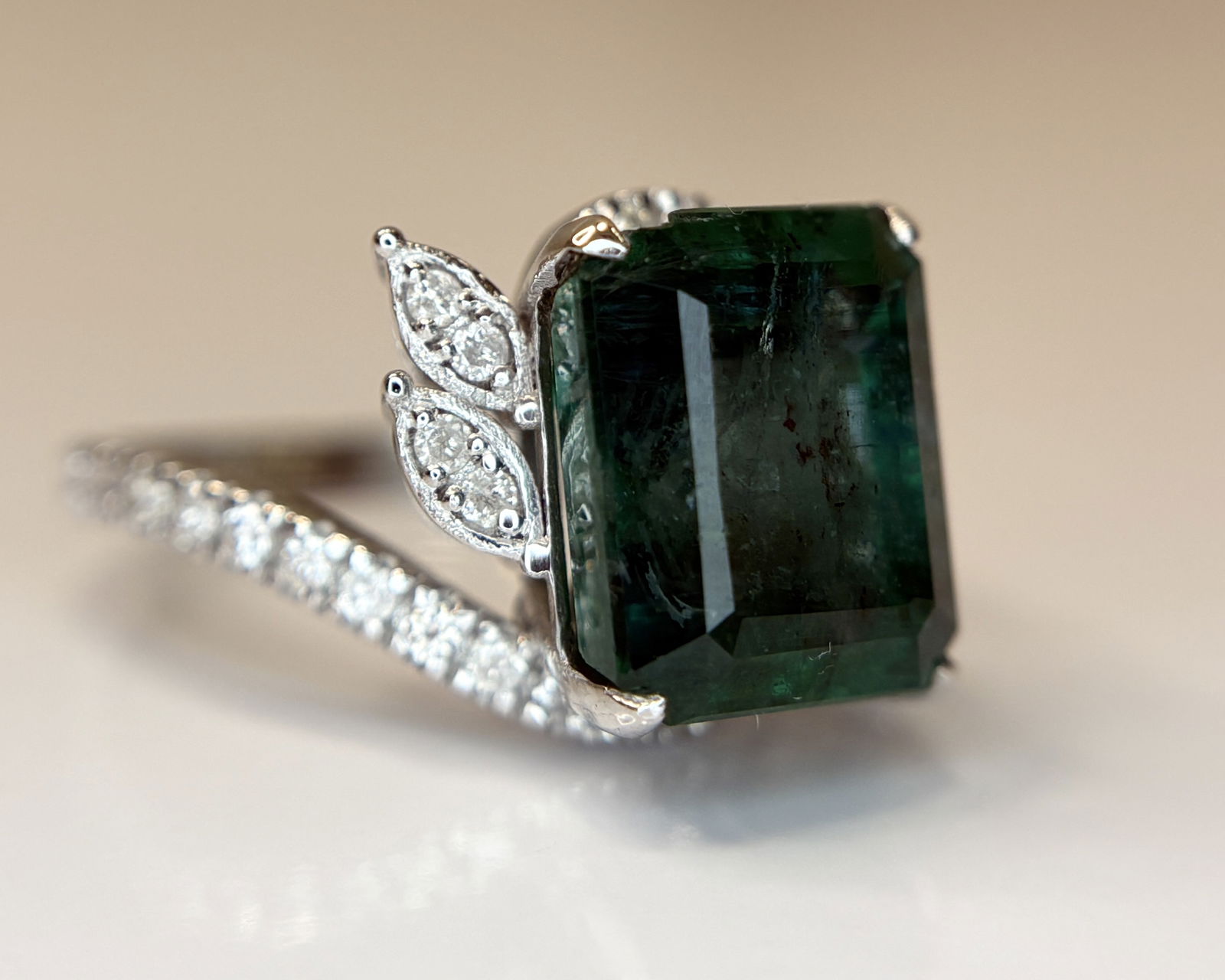 Beautiful 5.45 CT Natural Emerald With Natural Diamonds & 18k Gold - 8