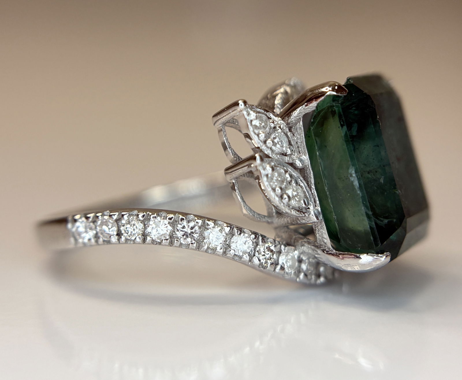 Beautiful 5.45 CT Natural Emerald With Natural Diamonds & 18k Gold - 9