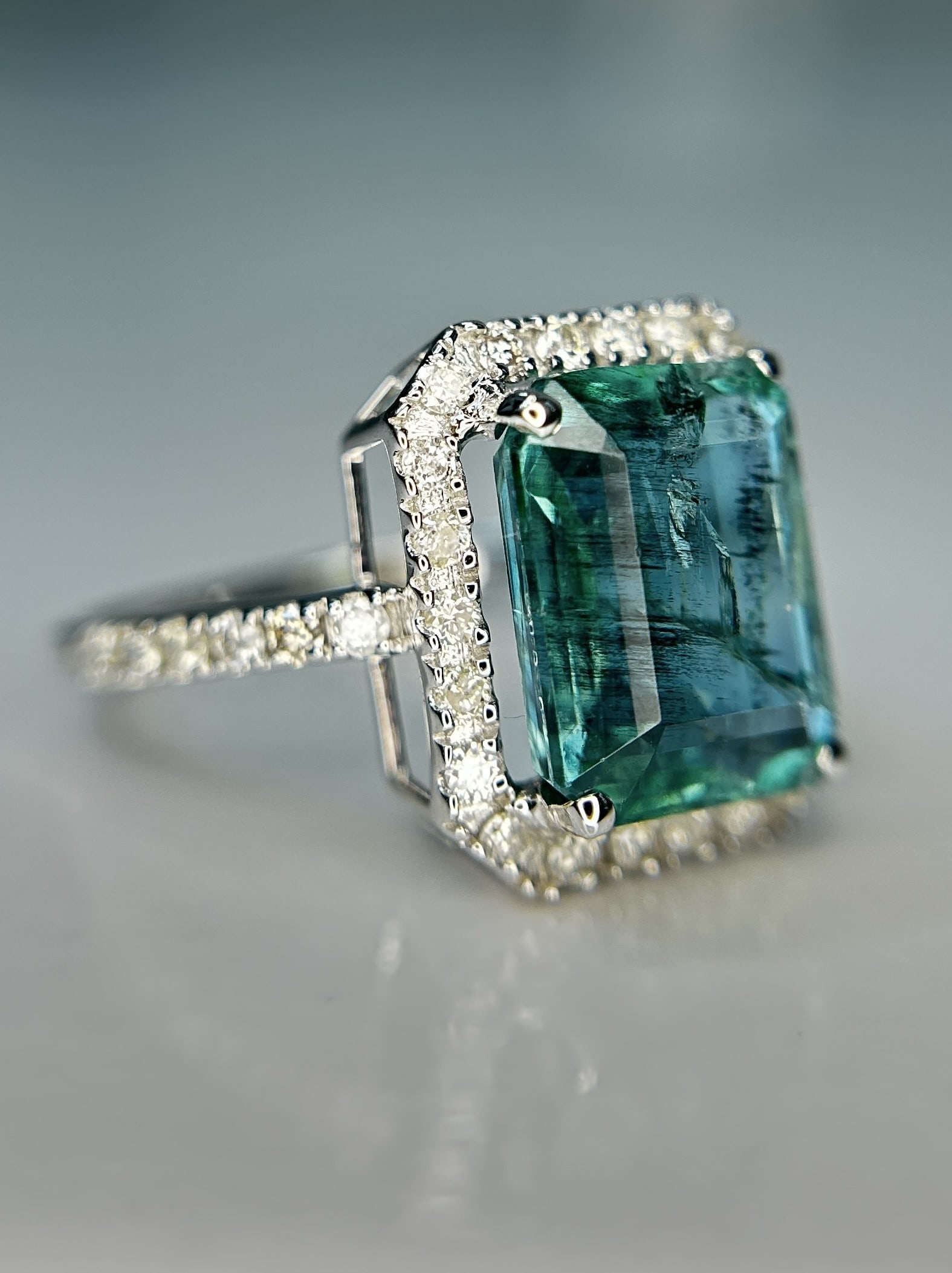 Beautiful Natural Emerald 4.27 CT With Natural Diamonds & 18k Gold - 10