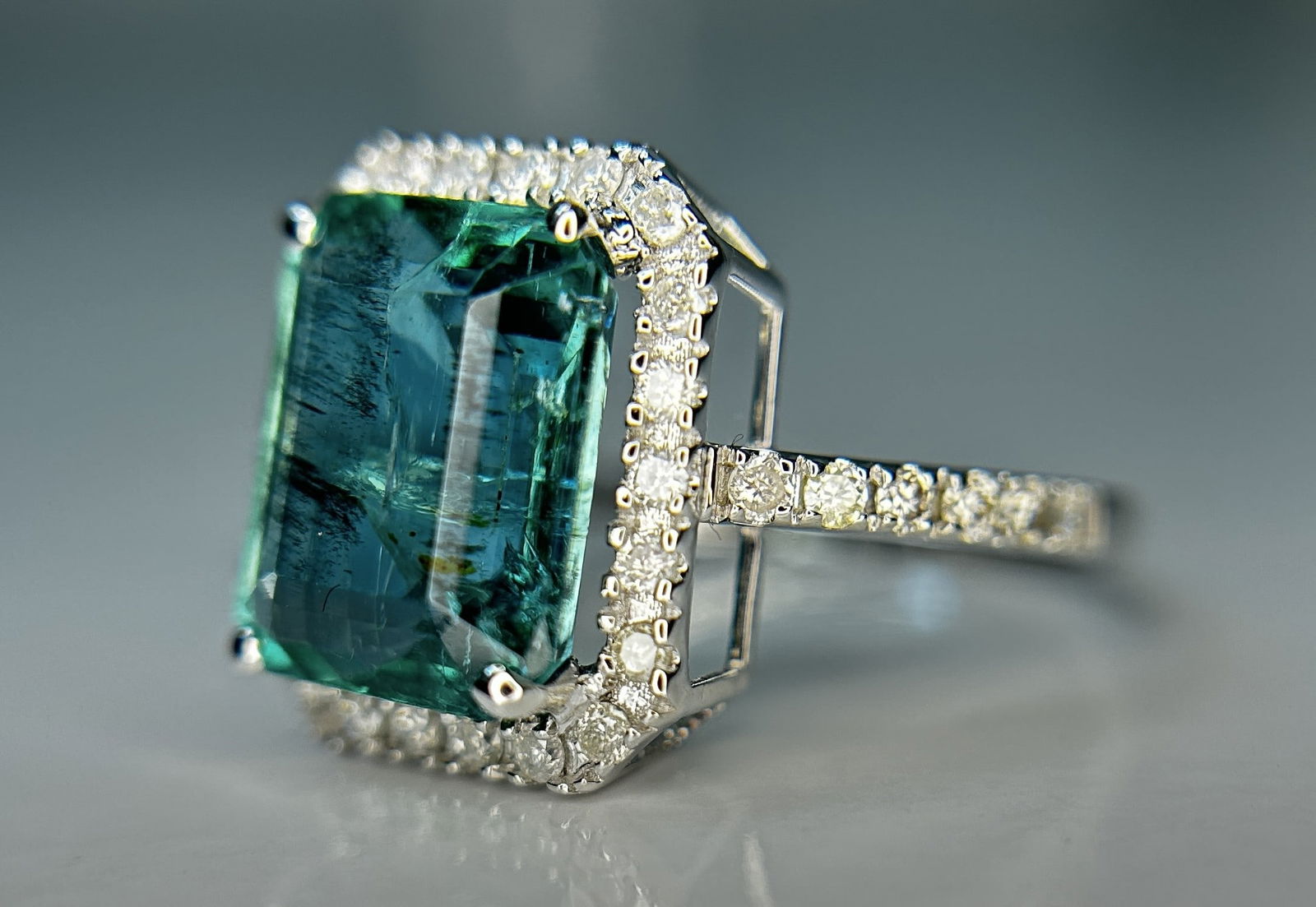 Beautiful Natural Emerald 4.27 CT With Natural Diamonds & 18k Gold - 2