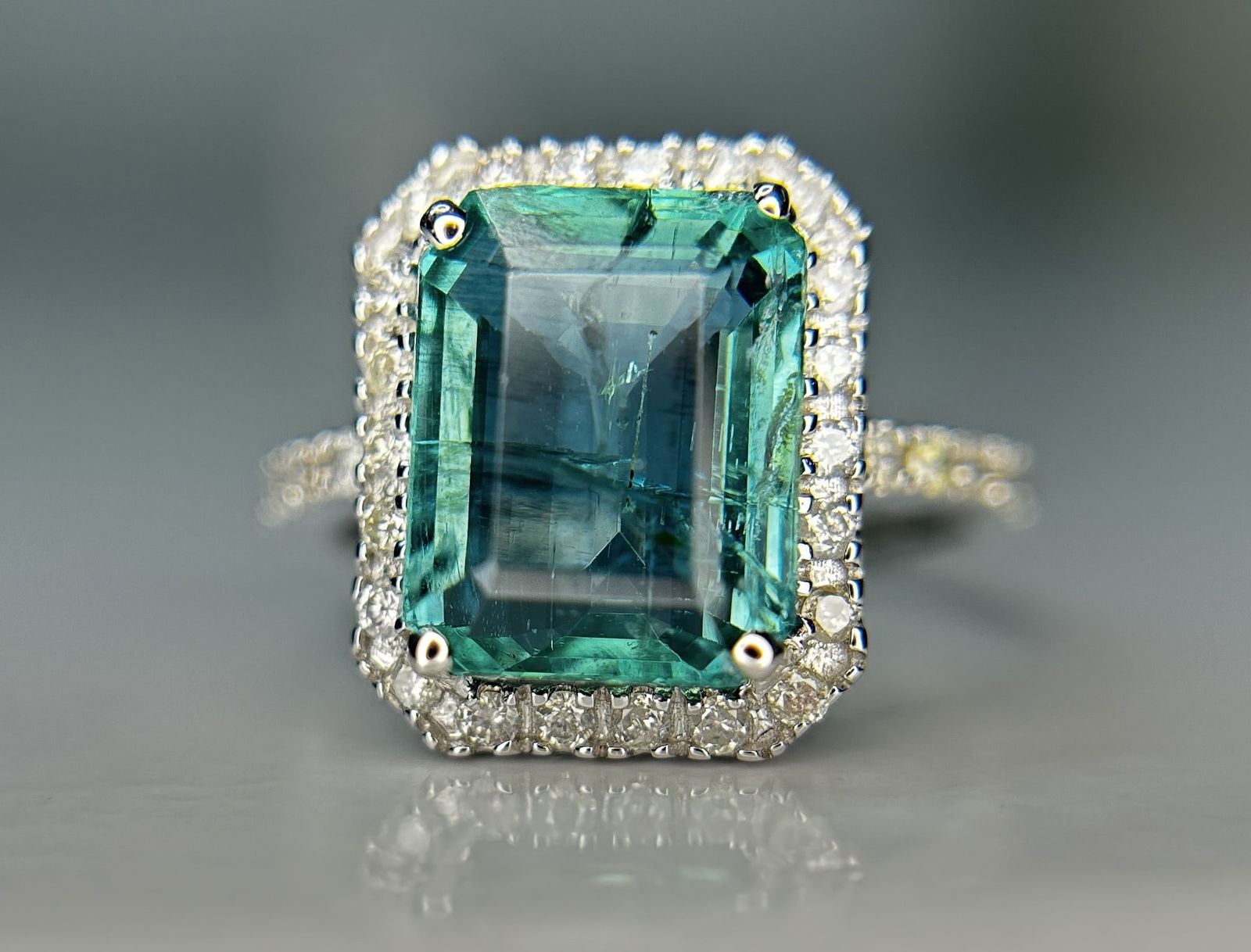 Beautiful Natural Emerald 4.27 CT With Natural Diamonds & 18k Gold - 3
