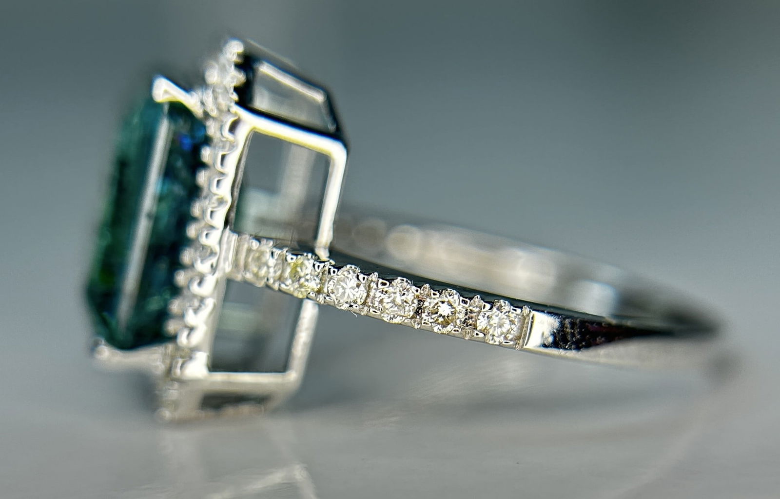 Beautiful Natural Emerald 4.27 CT With Natural Diamonds & 18k Gold - 4