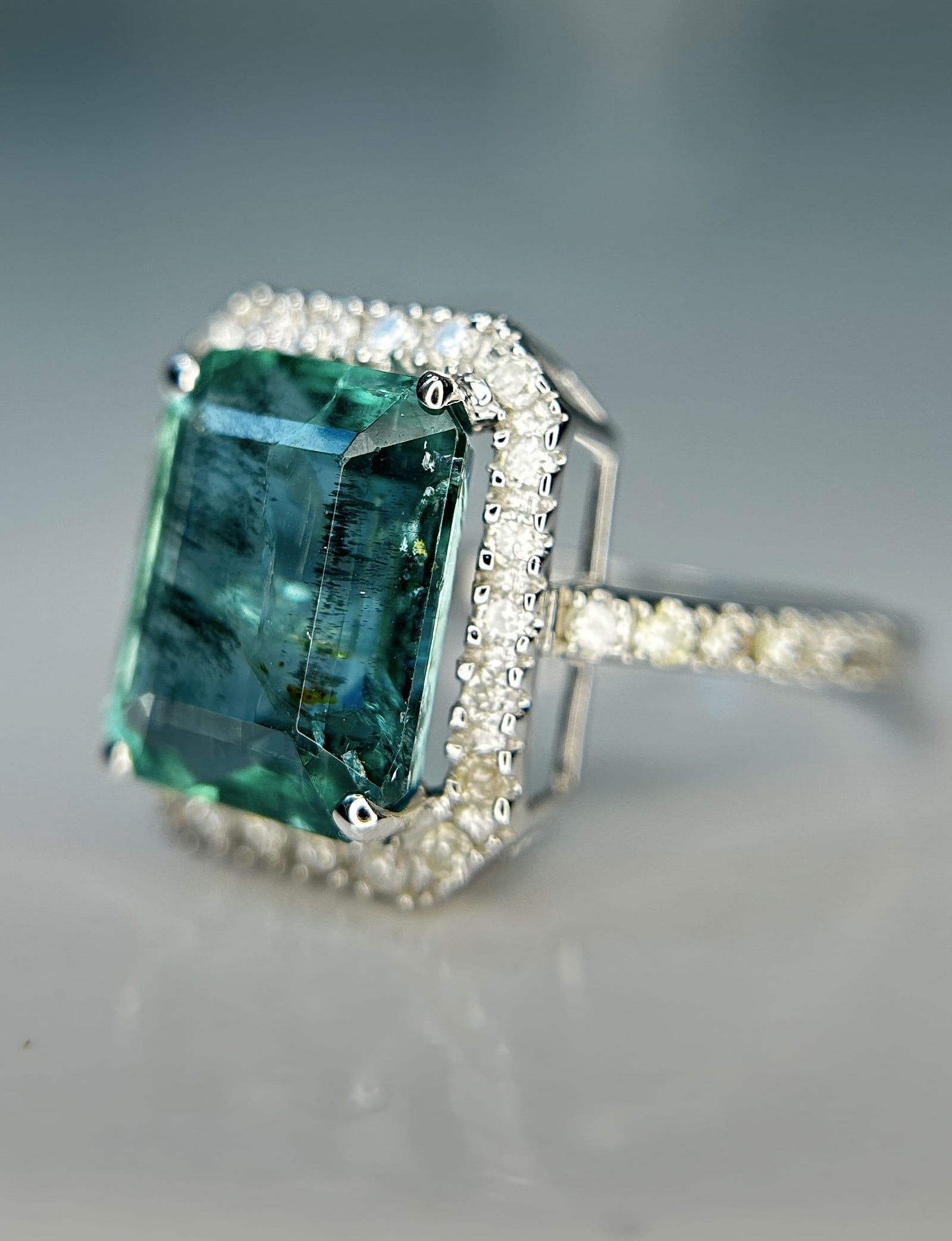 Beautiful Natural Emerald 4.27 CT With Natural Diamonds & 18k Gold - 9