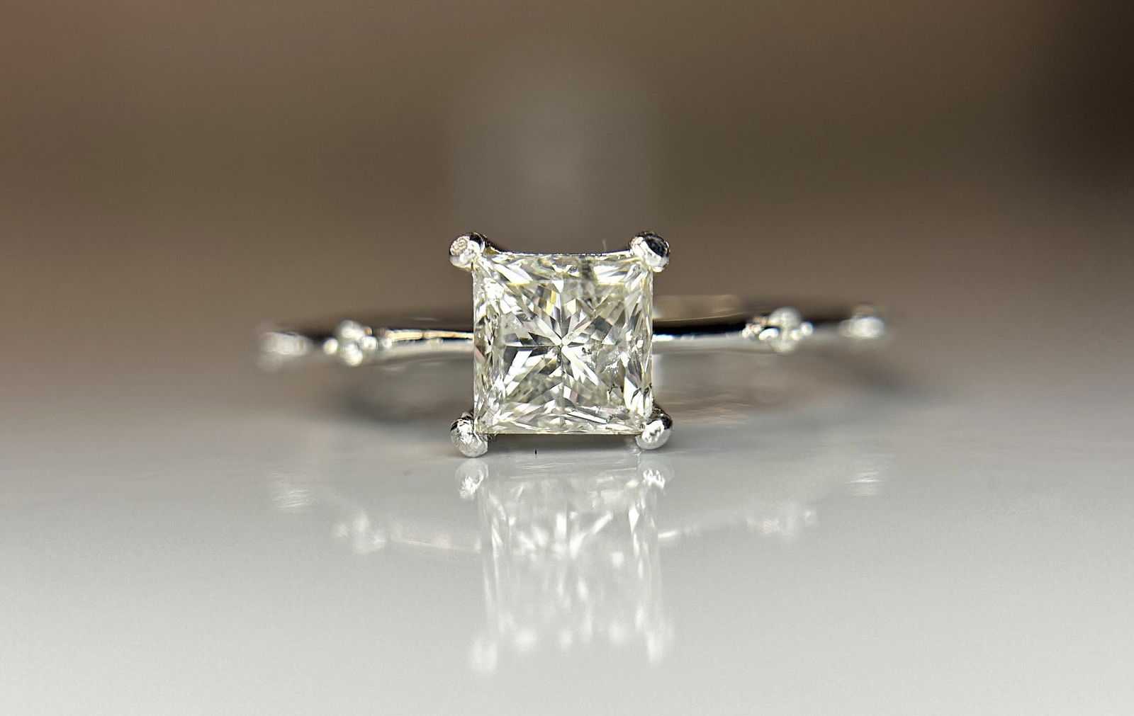 Beautiful 1.07ct Princess Cut Untreated Natural Solitaire Diamond & 18k Gold: Title: Beautiful 1.07ct Princess Cut Untreated Natural Solitaire Diamond & 18k Gold Description: Beautiful 1.07ct Princess Cut Untreated Natural Solitaire Diamond & 18k Gold<