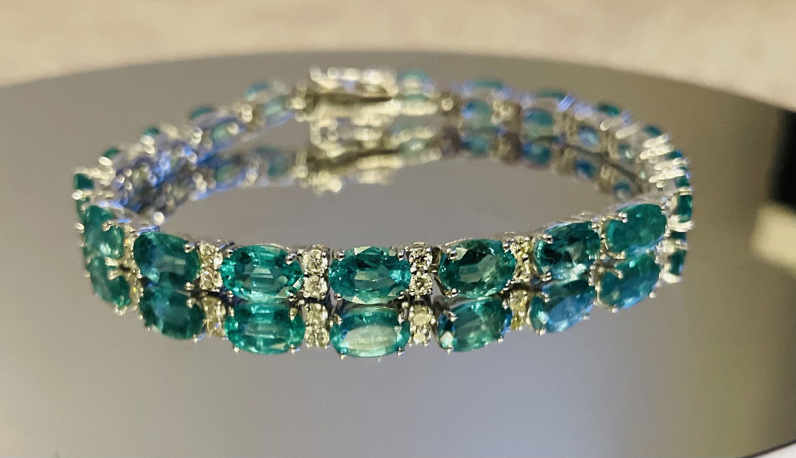 Beautiful 10.41 CTS Natural Emerald Bracelet W Natural Diamonds&18k Gold (1 of 7)