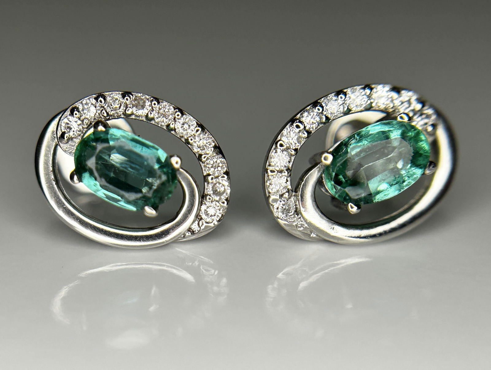 Beautiful 0.93ct Natural Emerald, Diamond Halo Set Stud Earrings In Platinum 950 (1 of 7)