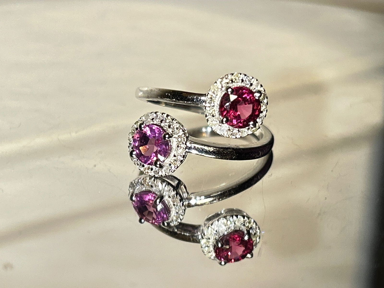 Beautiful Natural Spinel Ring With Diamonds and 18k Gold - 2