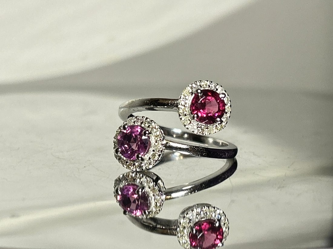 Beautiful Natural Spinel Ring With Diamonds and 18k Gold - 3