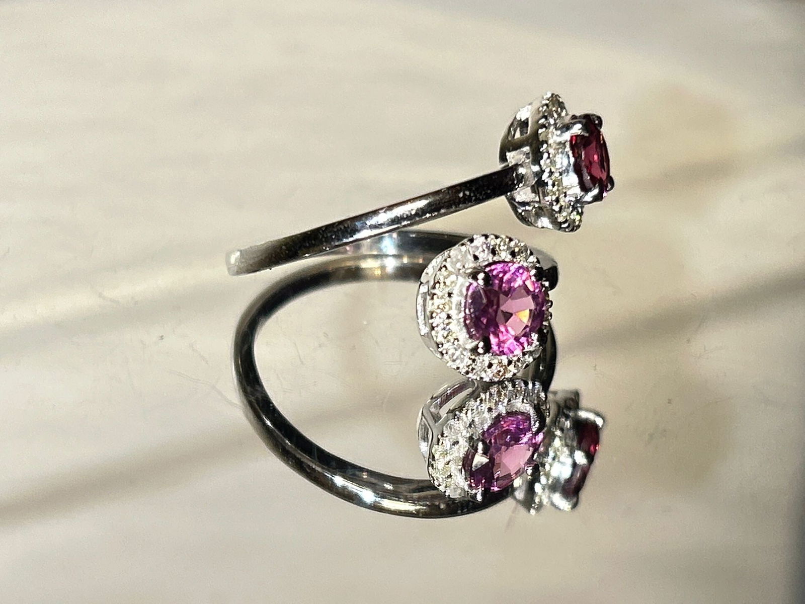 Beautiful Natural Spinel Ring With Diamonds and 18k Gold - 4