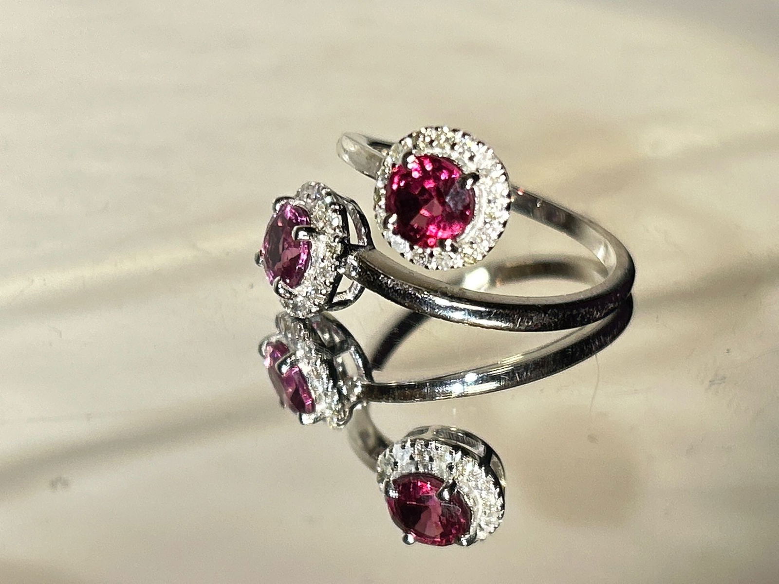Beautiful Natural Spinel Ring With Diamonds and 18k Gold - 5