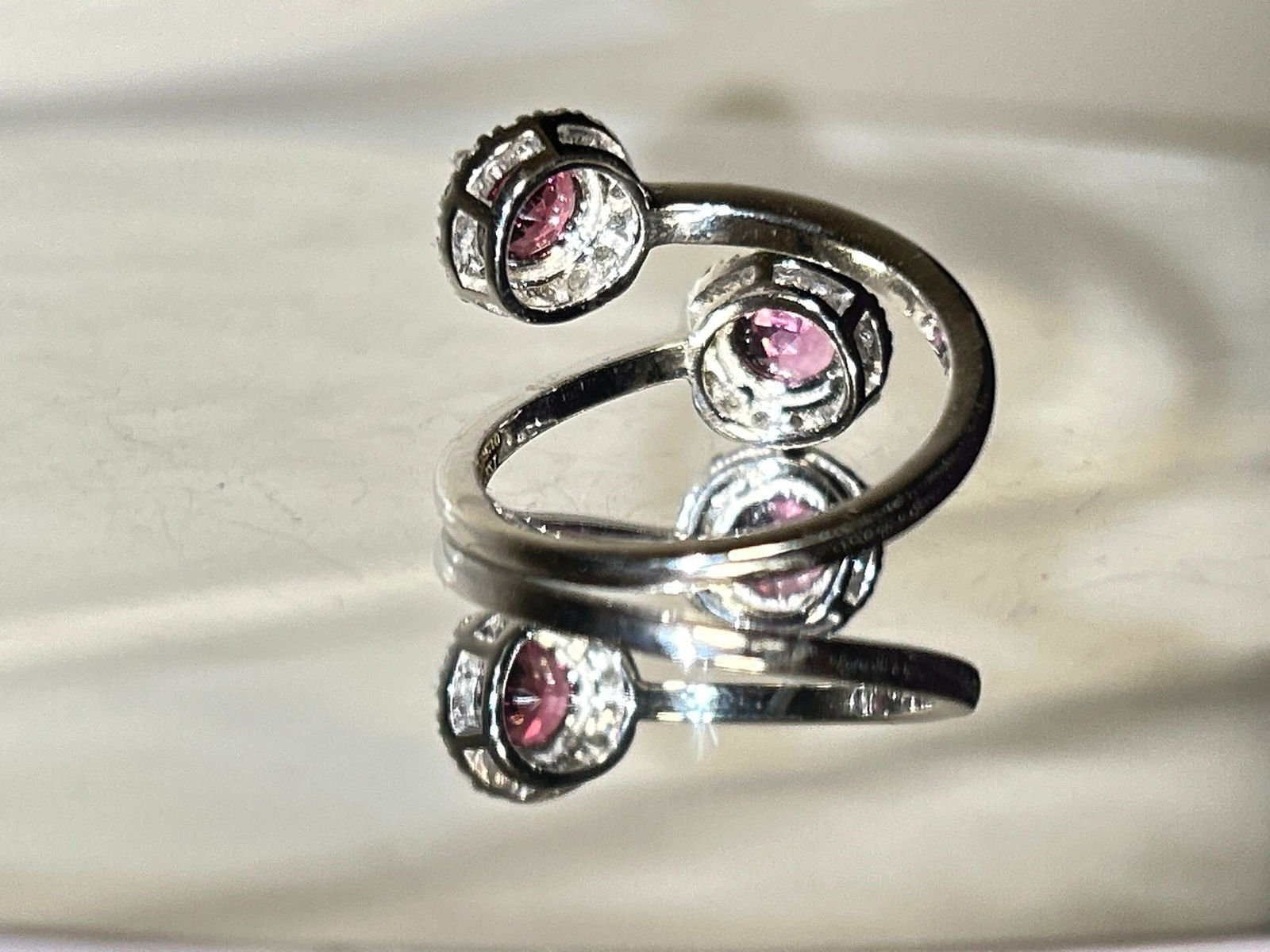Beautiful Natural Spinel Ring With Diamonds and 18k Gold - 7