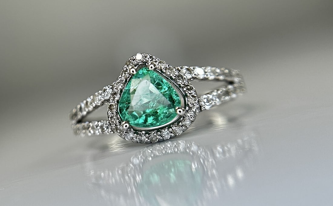 Beautiful Natural Emerald 0.66 CT With Natural Diamonds & 18k Gold (1 of 10)