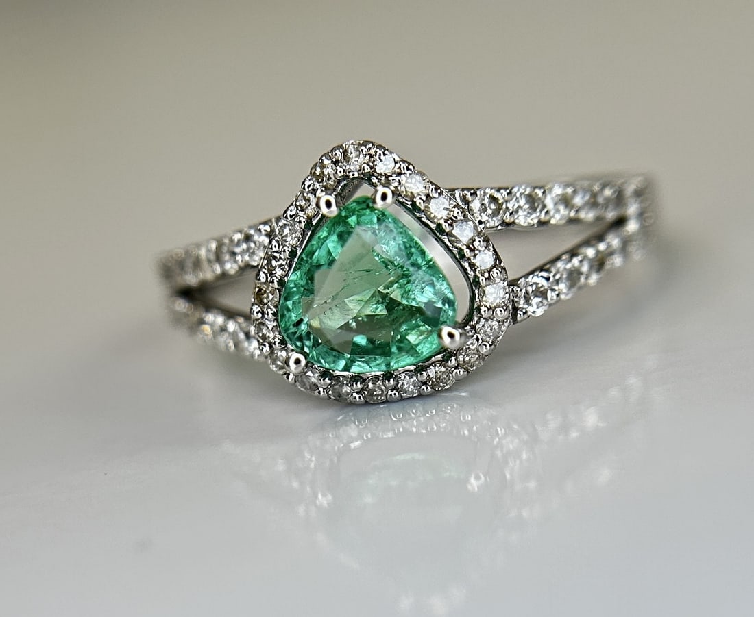 Beautiful Natural Emerald 0.66 CT With Natural Diamonds & 18k Gold - 2