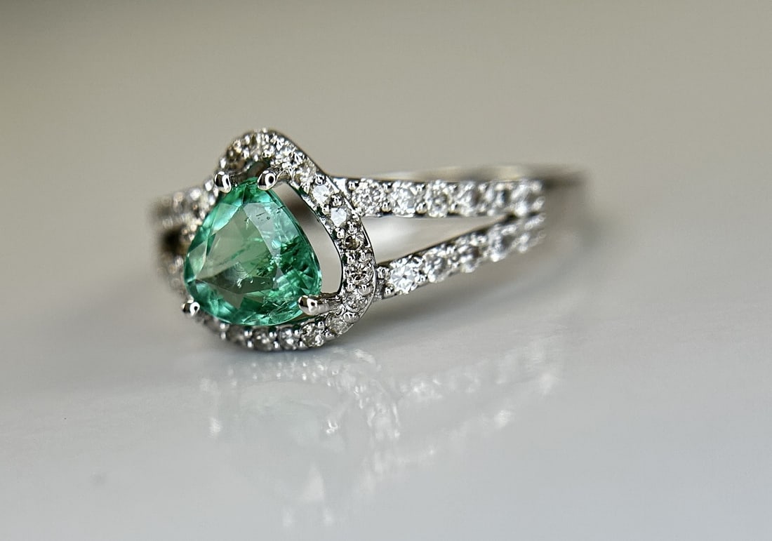 Beautiful Natural Emerald 0.66 CT With Natural Diamonds & 18k Gold - 3