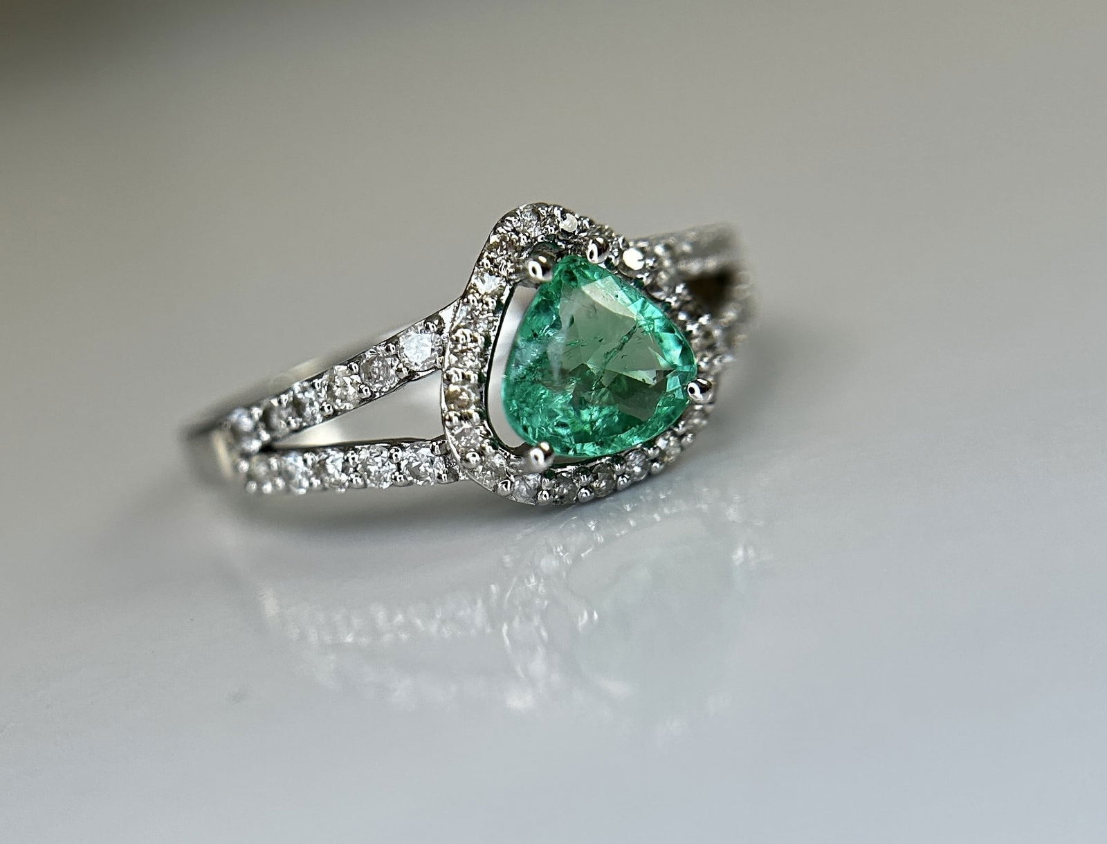 Beautiful Natural Emerald 0.66 CT With Natural Diamonds & 18k Gold - 7