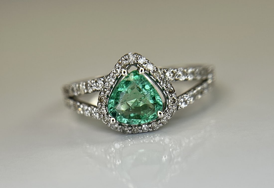 Beautiful Natural Emerald 0.66 CT With Natural Diamonds & 18k Gold - 8