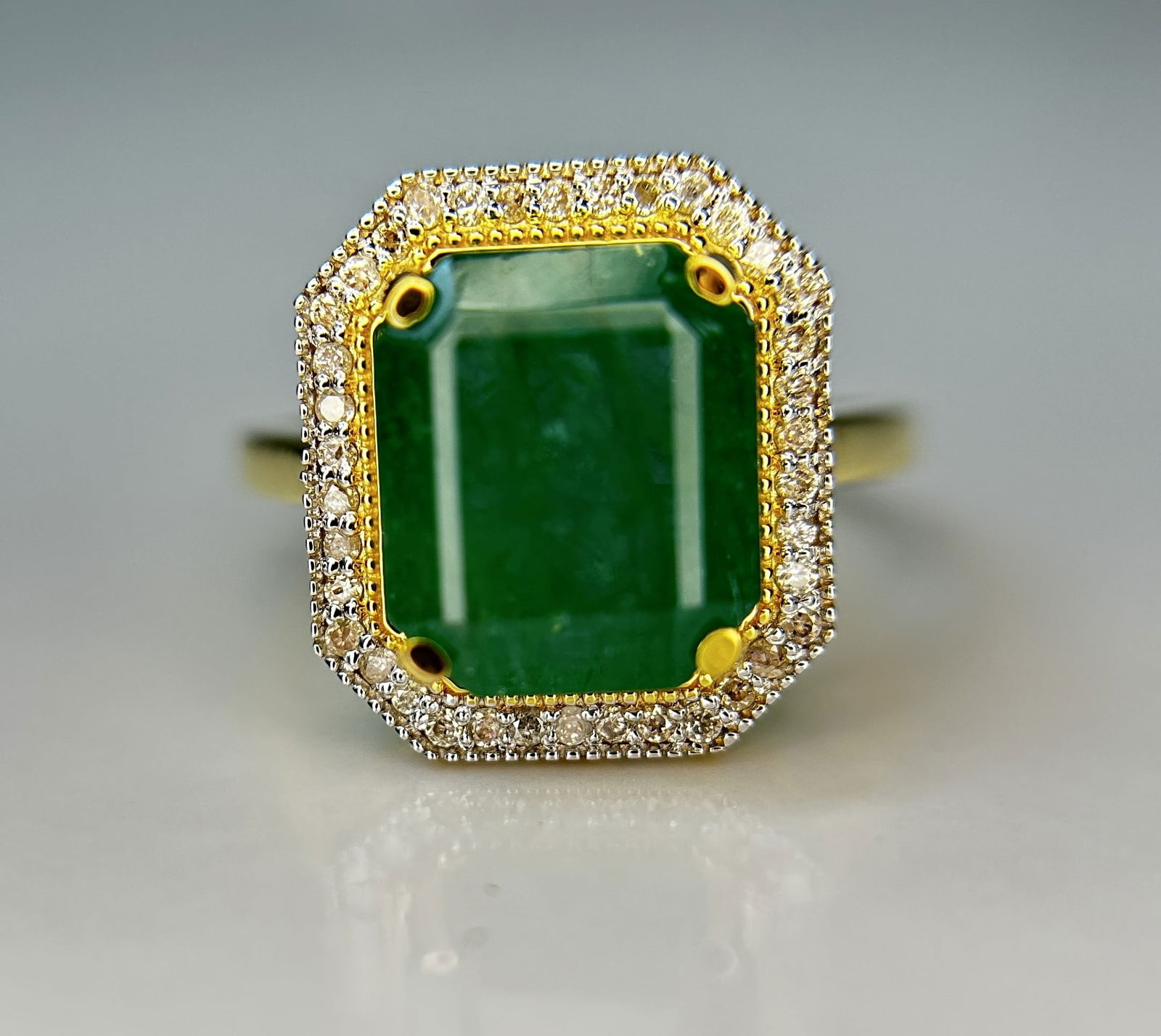 Beautiful Natural Emerald 3.99ct With Natural Diamonds & 18k Gold: Title: Beautiful Natural Emerald 3.99ct With Natural Diamonds & 18k Gold Description: Beautiful Natural Emerald Ring 3.99 CT With Diamonds and 18k gold Description: