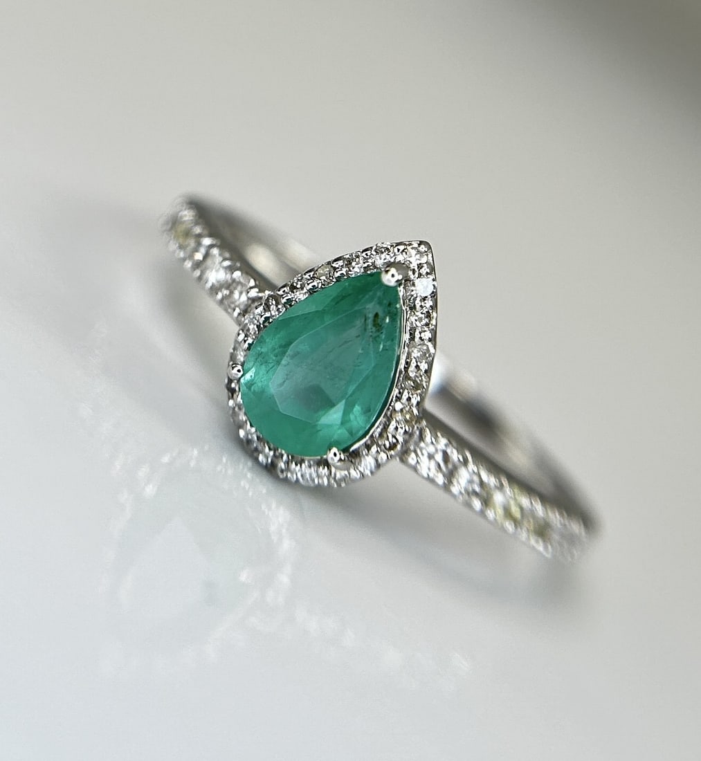 Beautiful Natural Emerald 0.68 CT With Natural Diamonds & 18k Gold (1 of 9)