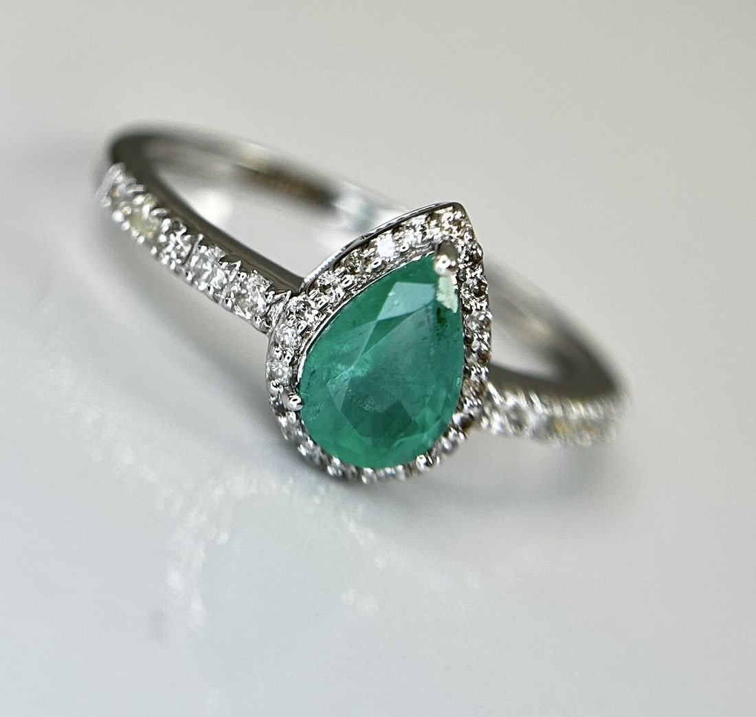 Beautiful Natural Emerald 0.68 CT With Natural Diamonds & 18k Gold - 2