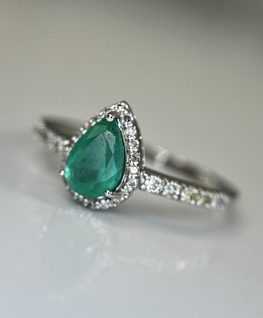 Beautiful Natural Emerald 0.68 CT With Natural Diamonds & 18k Gold - 3